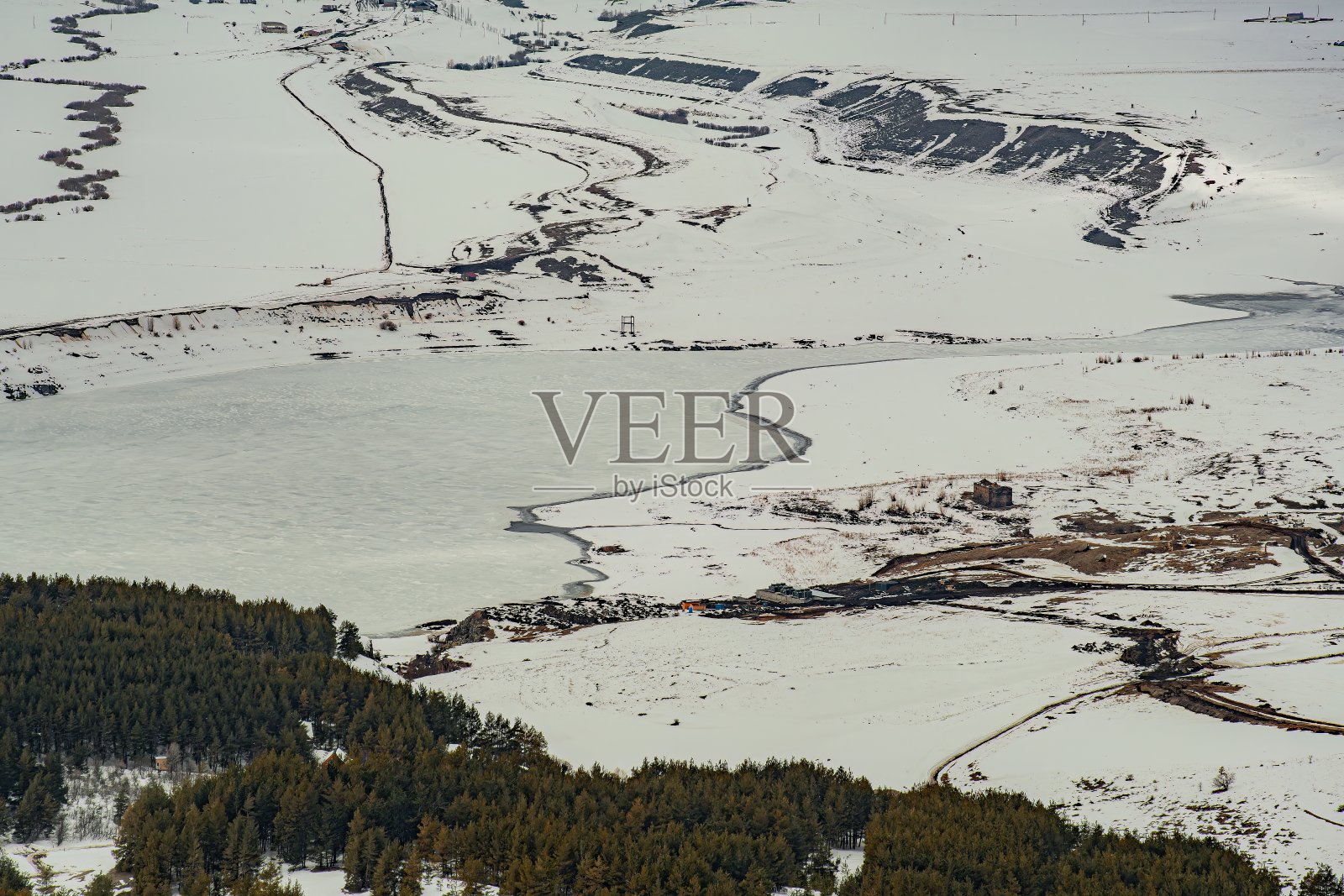 冬天徒步登山照片摄影图片