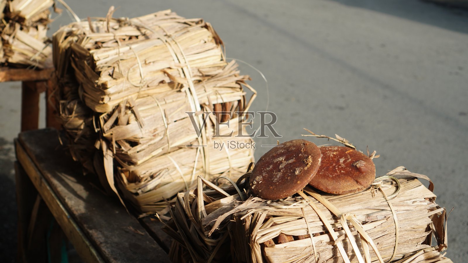 红糖包着干叶子照片摄影图片