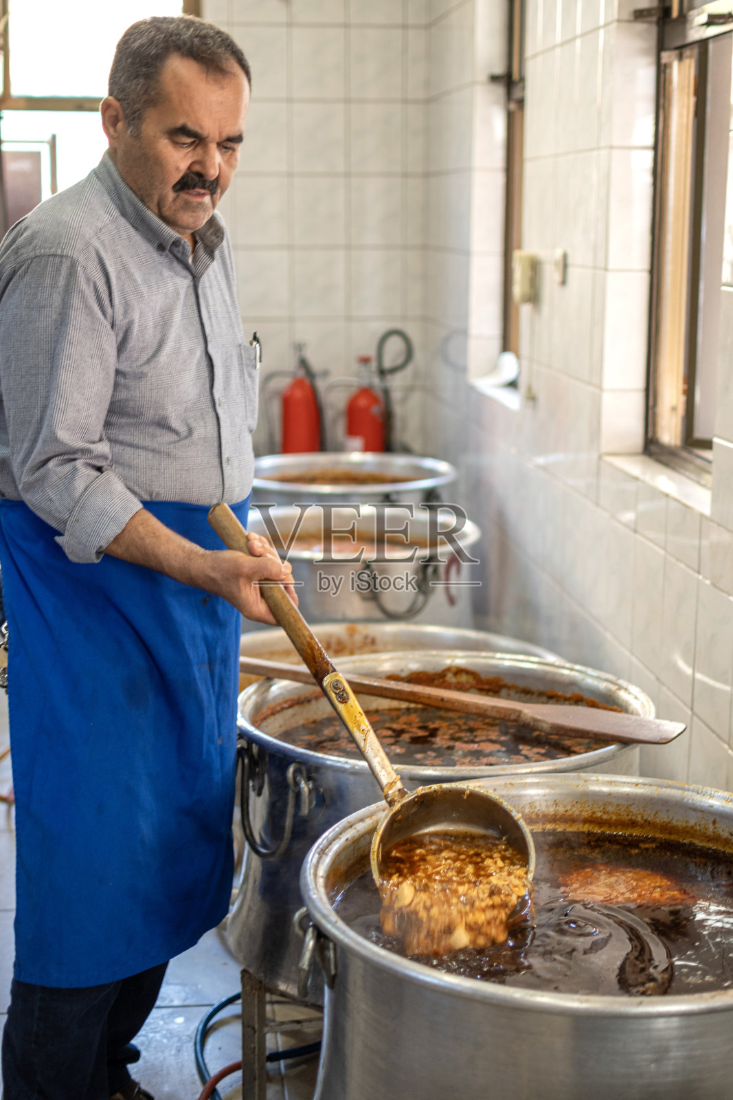 帅气的厨师正在煮土耳其婚礼汤照片摄影图片
