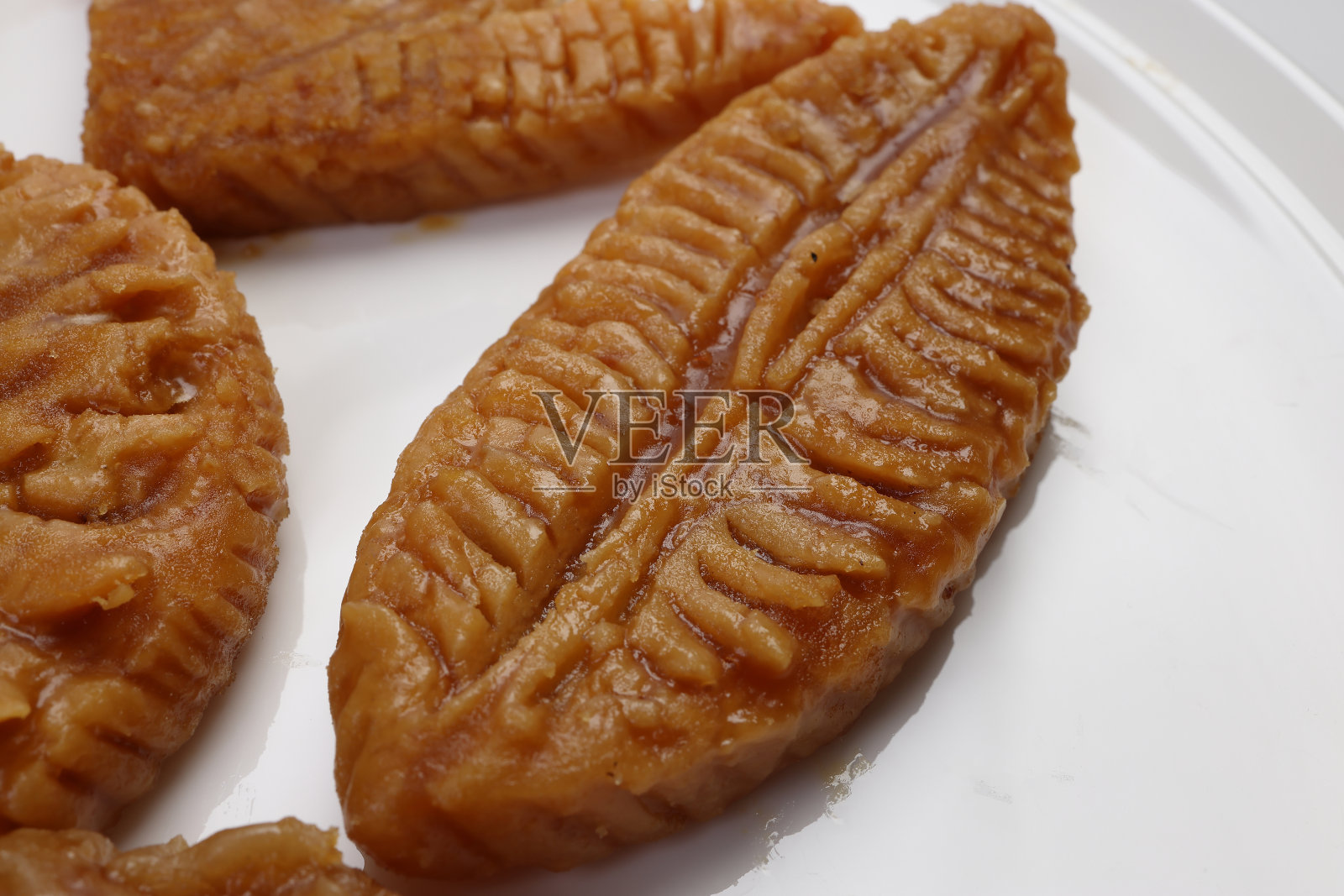 孟加拉甜沙漠美丽装饰的油炸米饭花糖包饼皮塔饼在白底照片摄影图片