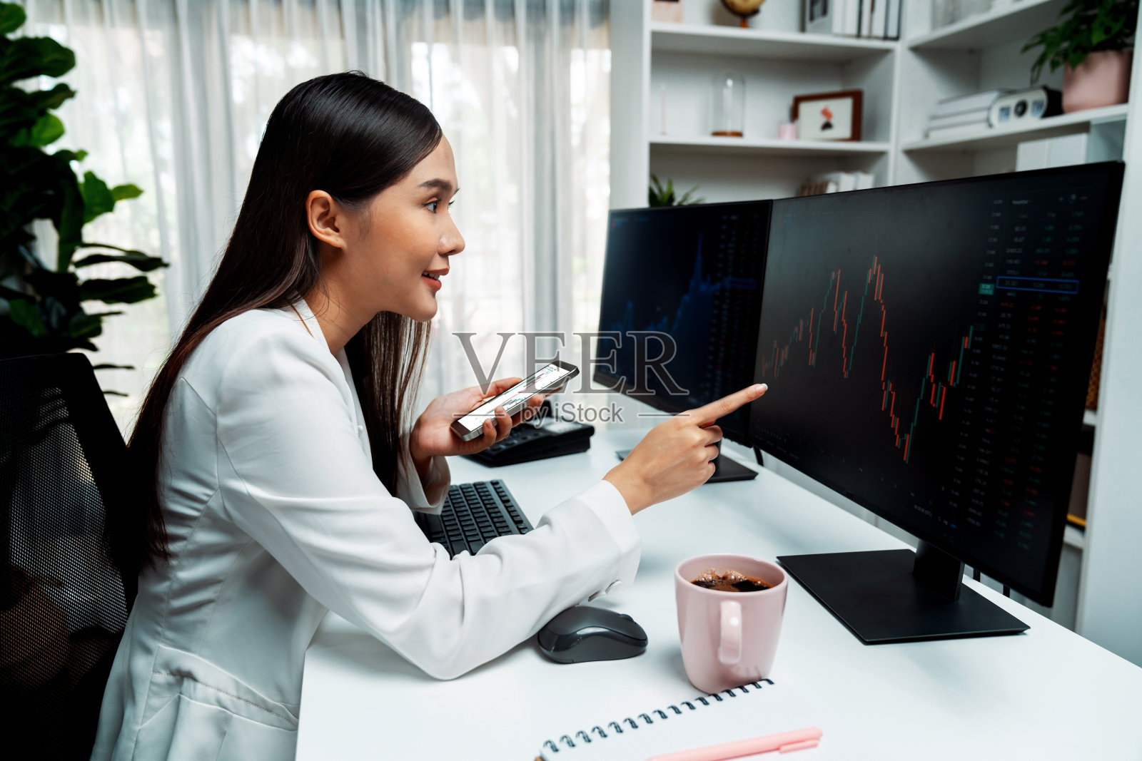 微笑的亚洲女商人带着快乐的脸看手机库存。战略。照片摄影图片