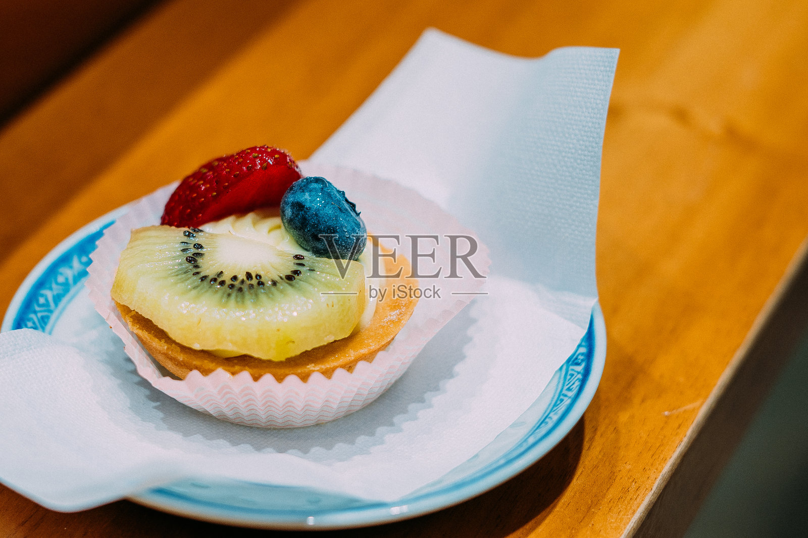 水果馅饼配猕猴桃,草莓和蓝莓照片摄影图片