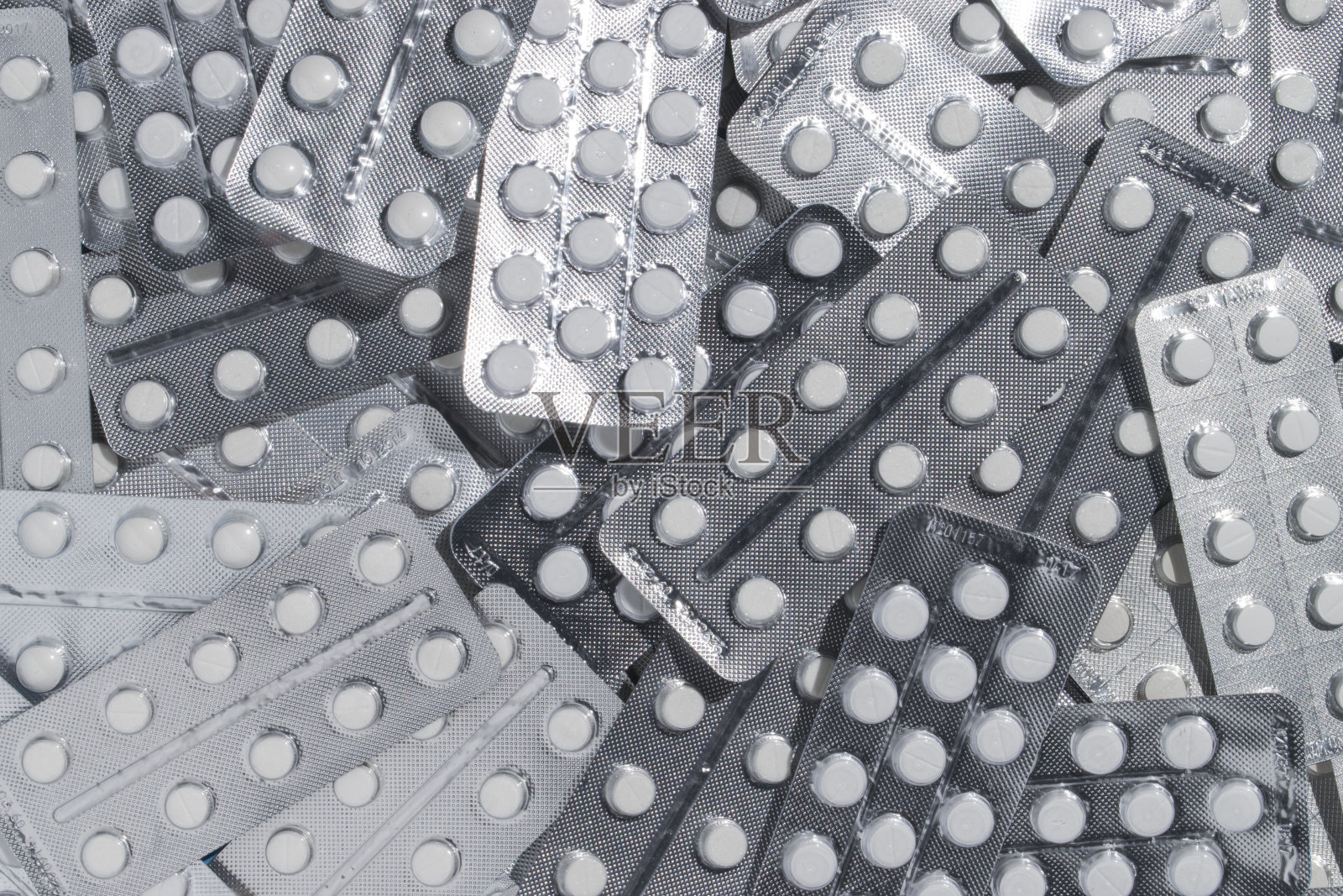 堆在水泡里的药品。几乎单色。照片摄影图片