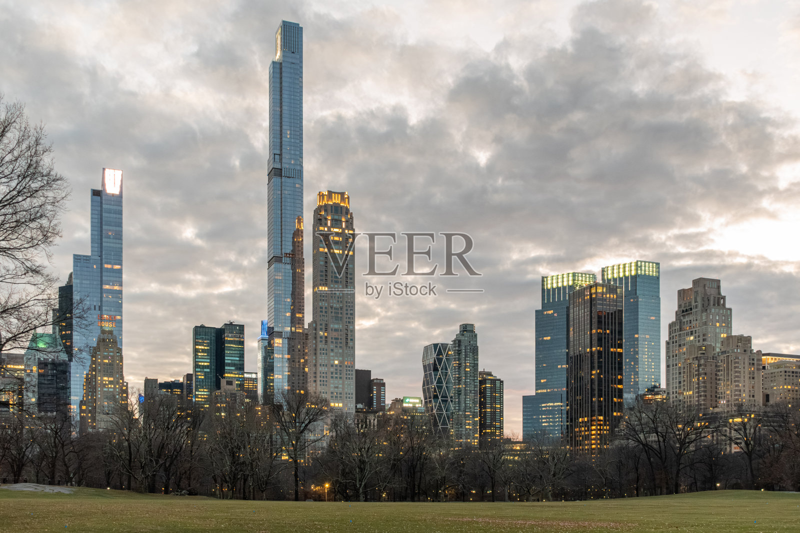 黄昏时分从中央公园看到的纽约中城的天际线照片摄影图片