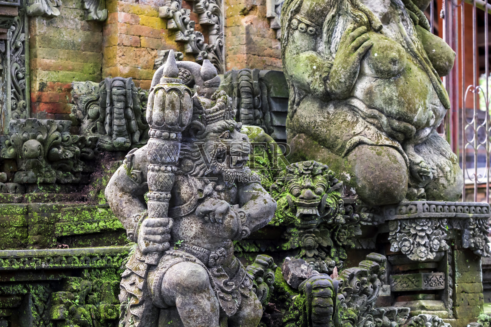 乌布圣猴森林的石像照片摄影图片