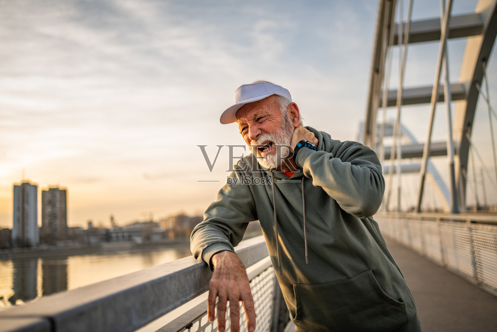 资深白人运动员颈部疼痛照片摄影图片