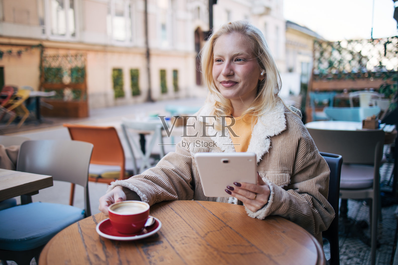 咖啡馆里的年轻白化病女人。照片摄影图片