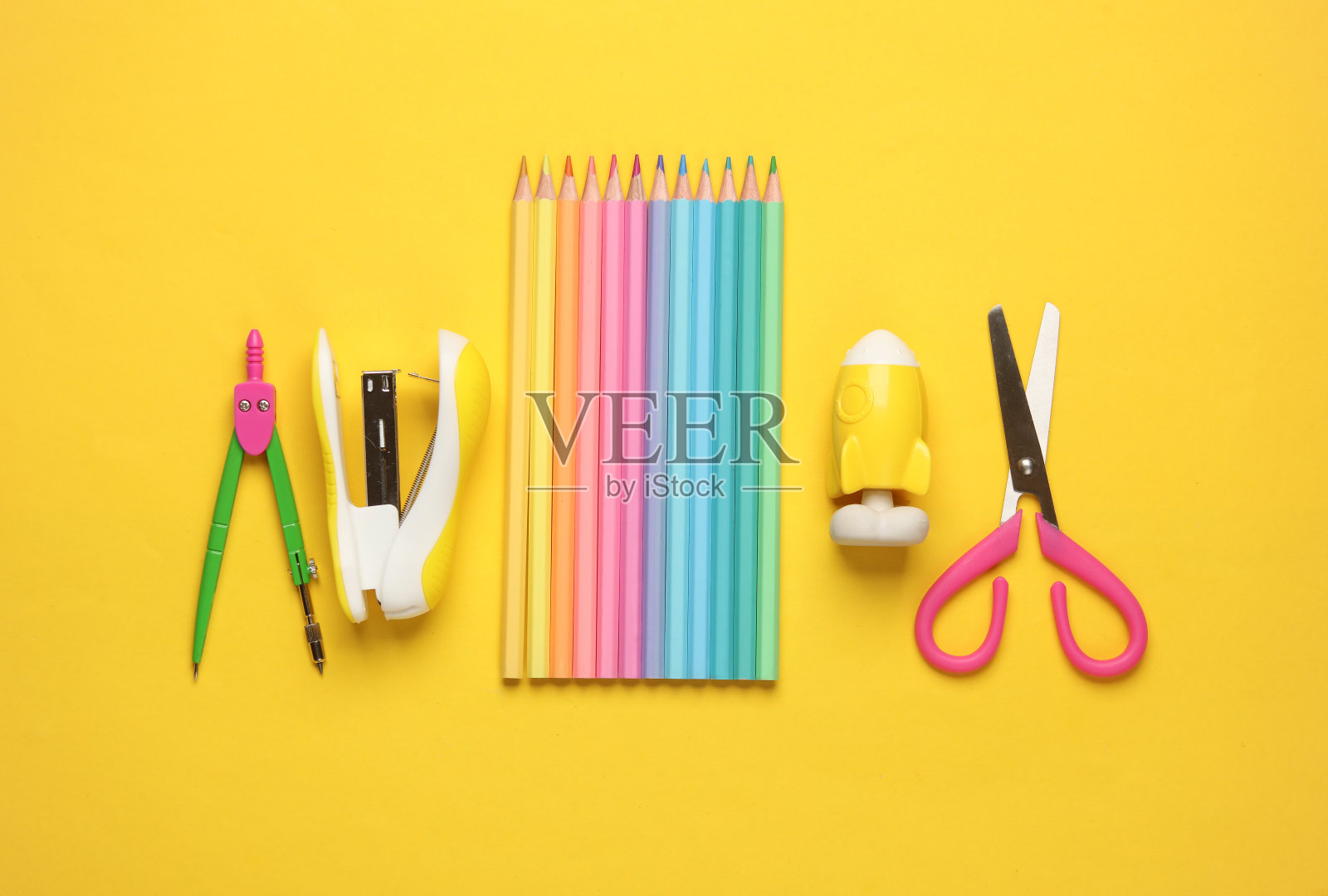 一套黄色背景的学校文具。脂肪。俯视图照片摄影图片