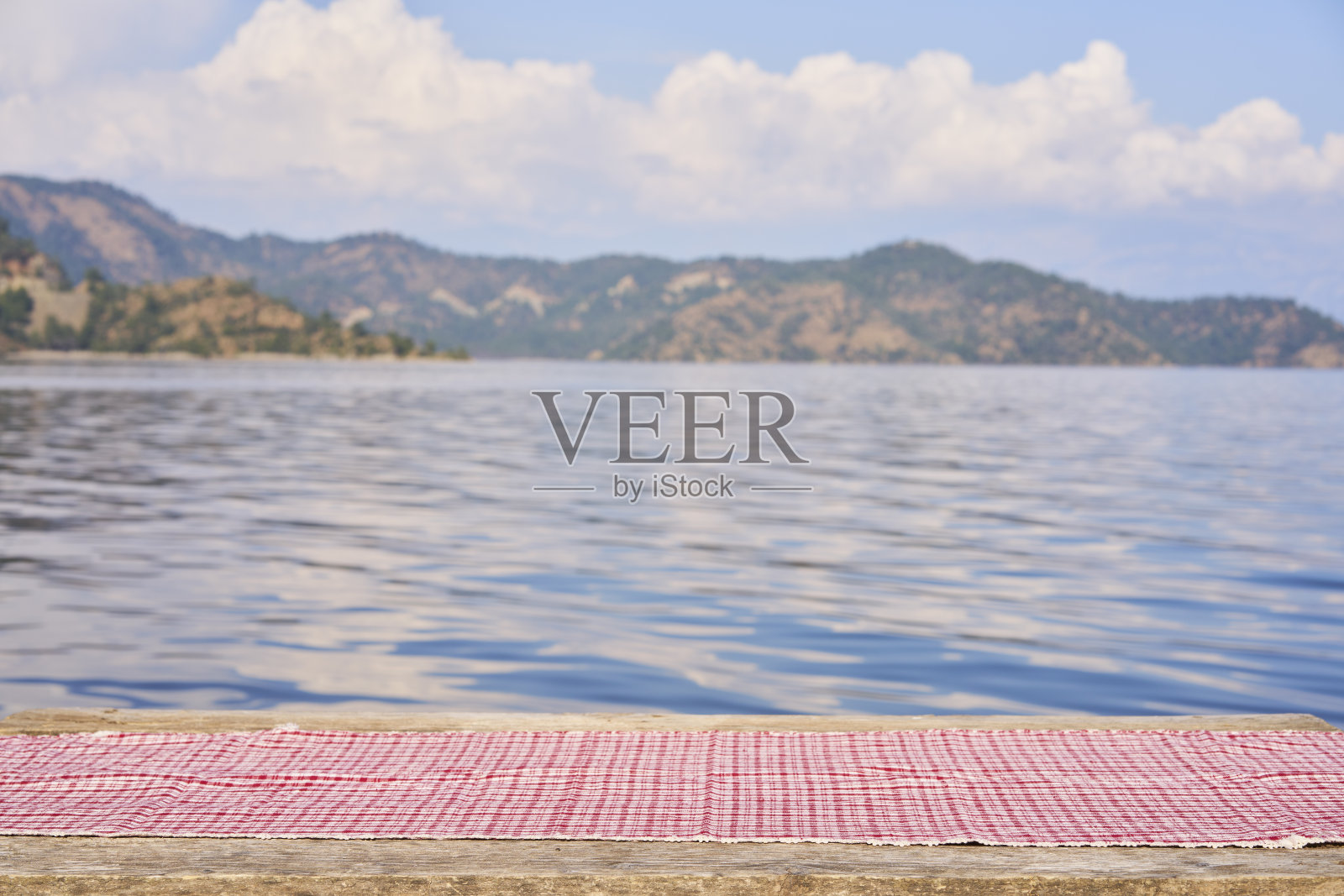 空木桌与桌布在夏季湖边的背景照片摄影图片