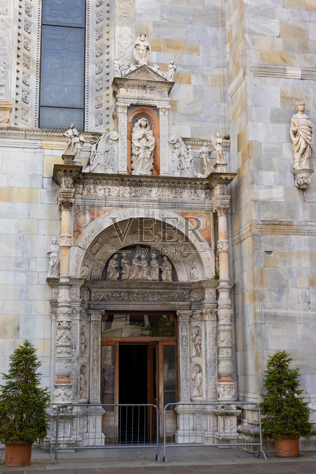 意大利科莫大教堂的入口。古老的木制教堂门照片摄影图片