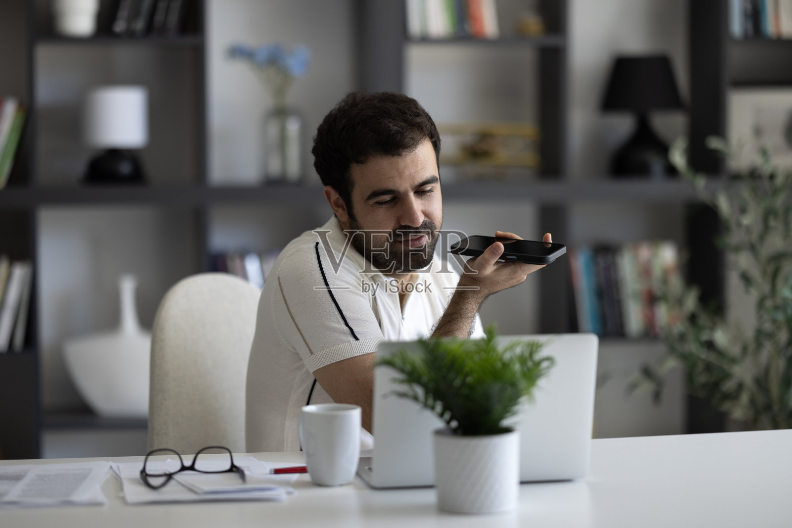 忙碌的自由职业男子用免提打电话照片摄影图片