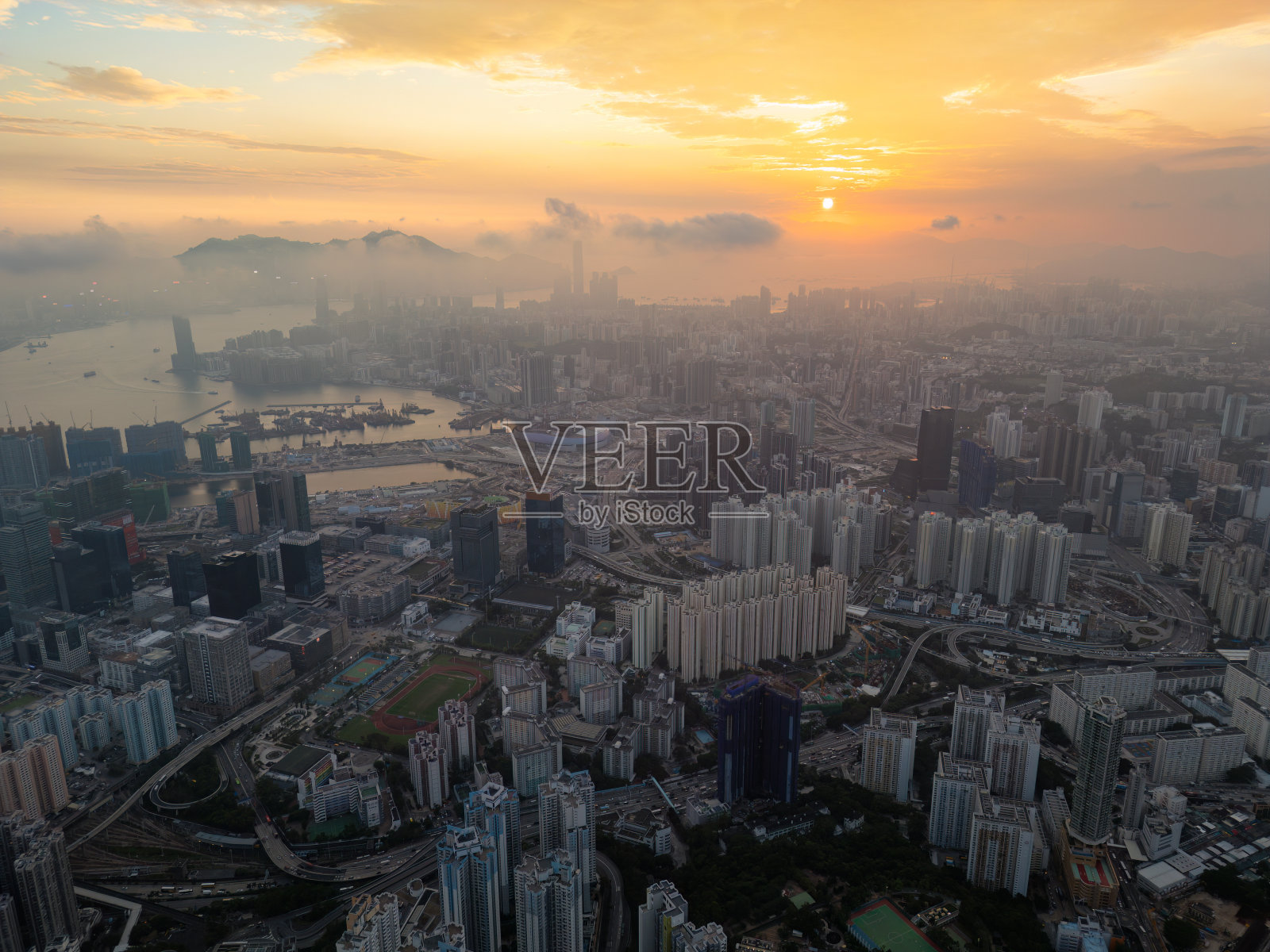 从楼顶俯瞰城市,背景是多云的天空照片摄影图片