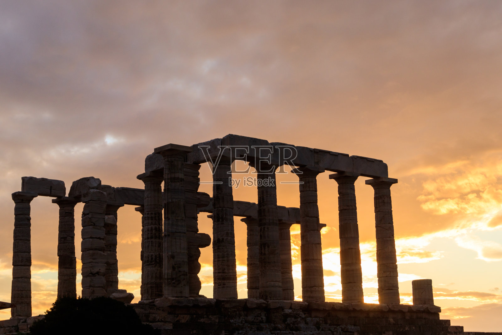 希腊苏尼奥角。日落时希腊海神波塞冬神庙的遗迹。希腊苏尼翁阿提卡的旅游地标照片摄影图片