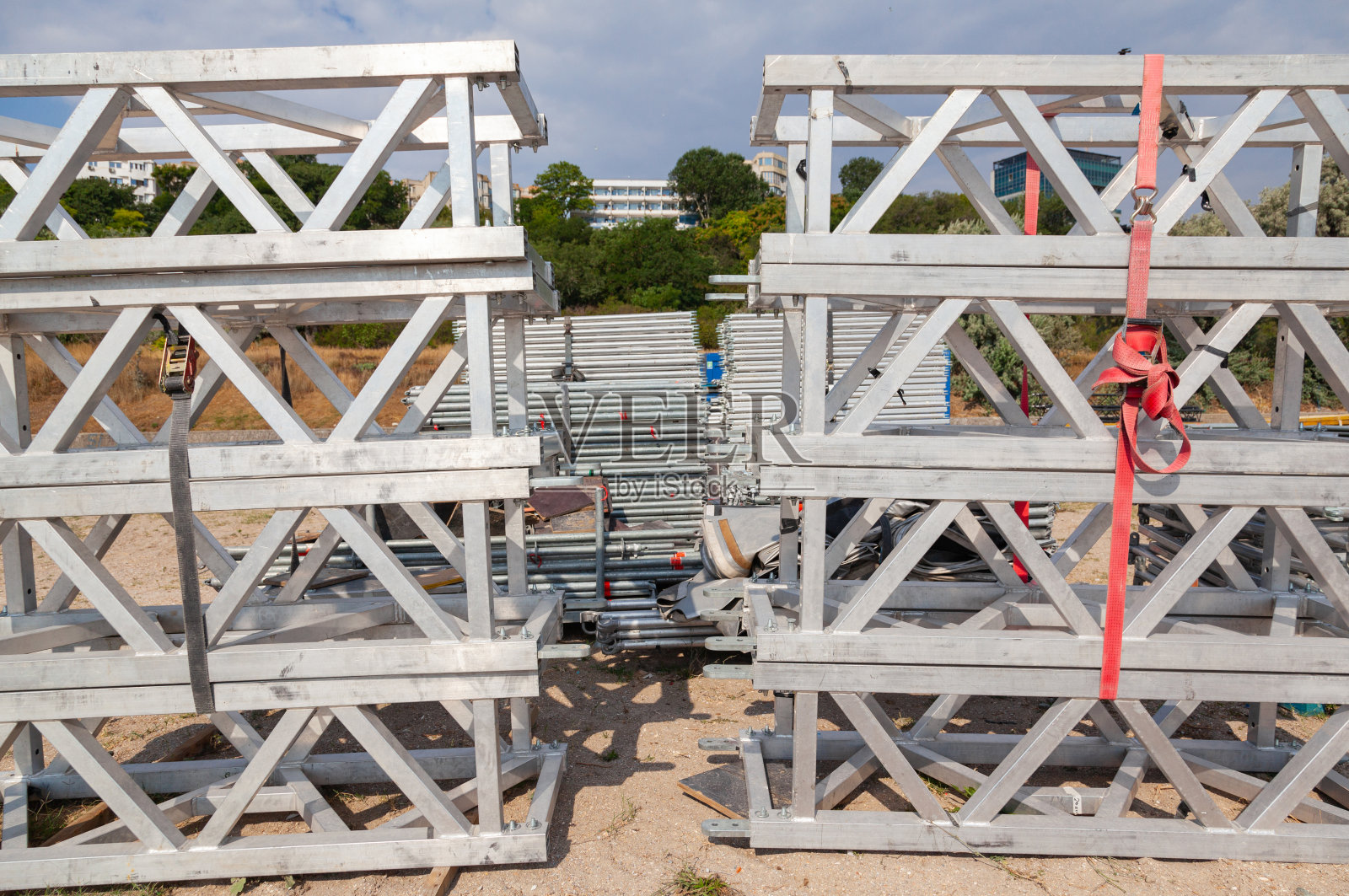 拆卸铝制脚手架,在现场堆放并固定。照片摄影图片