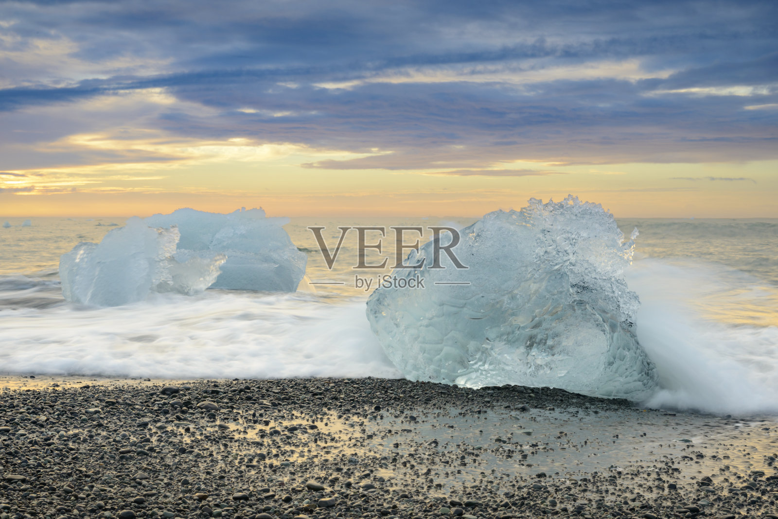 在冰岛Jokulsarlon被称为钻石海滩的黑灰海滩上,被冲上来的冰形状照片摄影图片