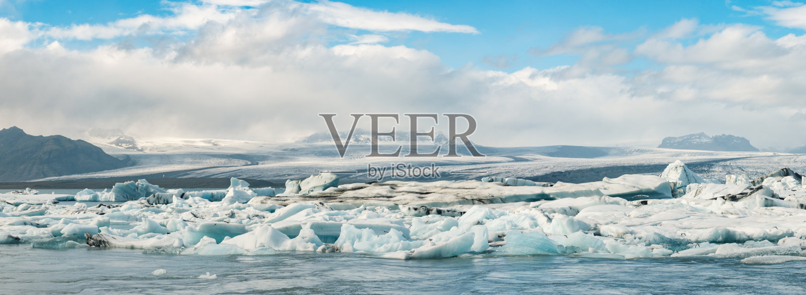 冰山漂浮在冰岛的Jokulsalon冰川泻湖照片摄影图片