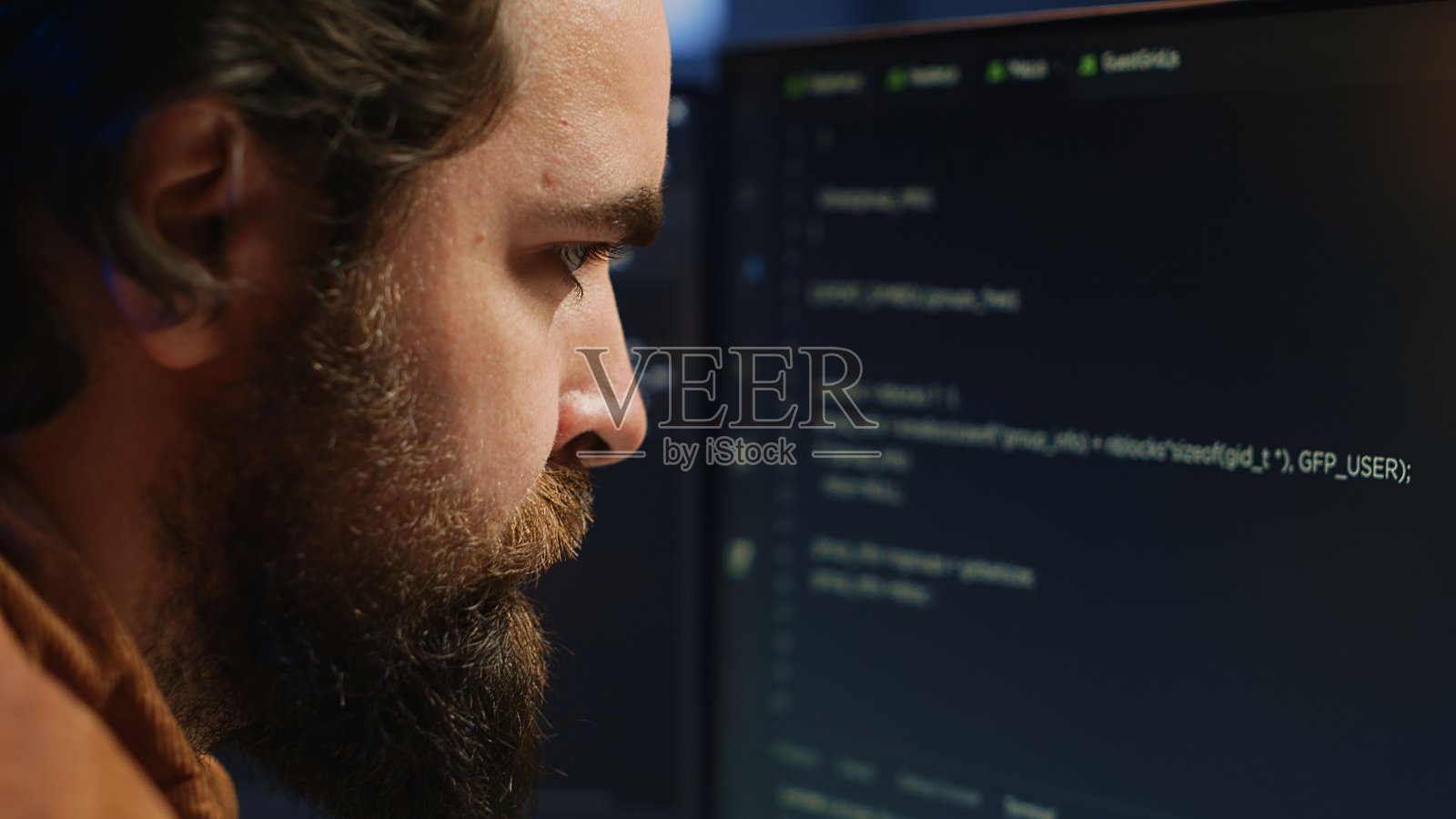 关注软件工程师,专注于发现代码错误,靠近照片摄影图片