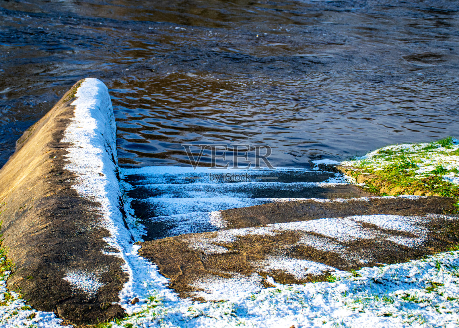 白色的冰块在河里,冬天的一天,结冰的水照片摄影图片