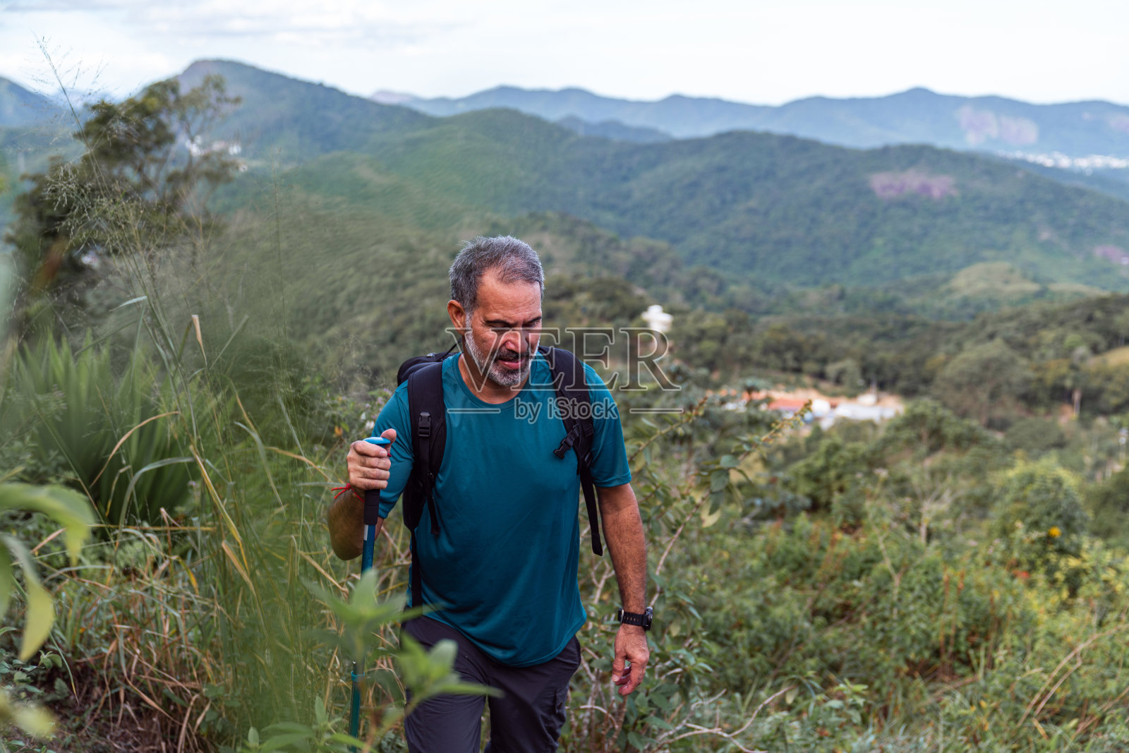 老人徒步穿过森林照片摄影图片