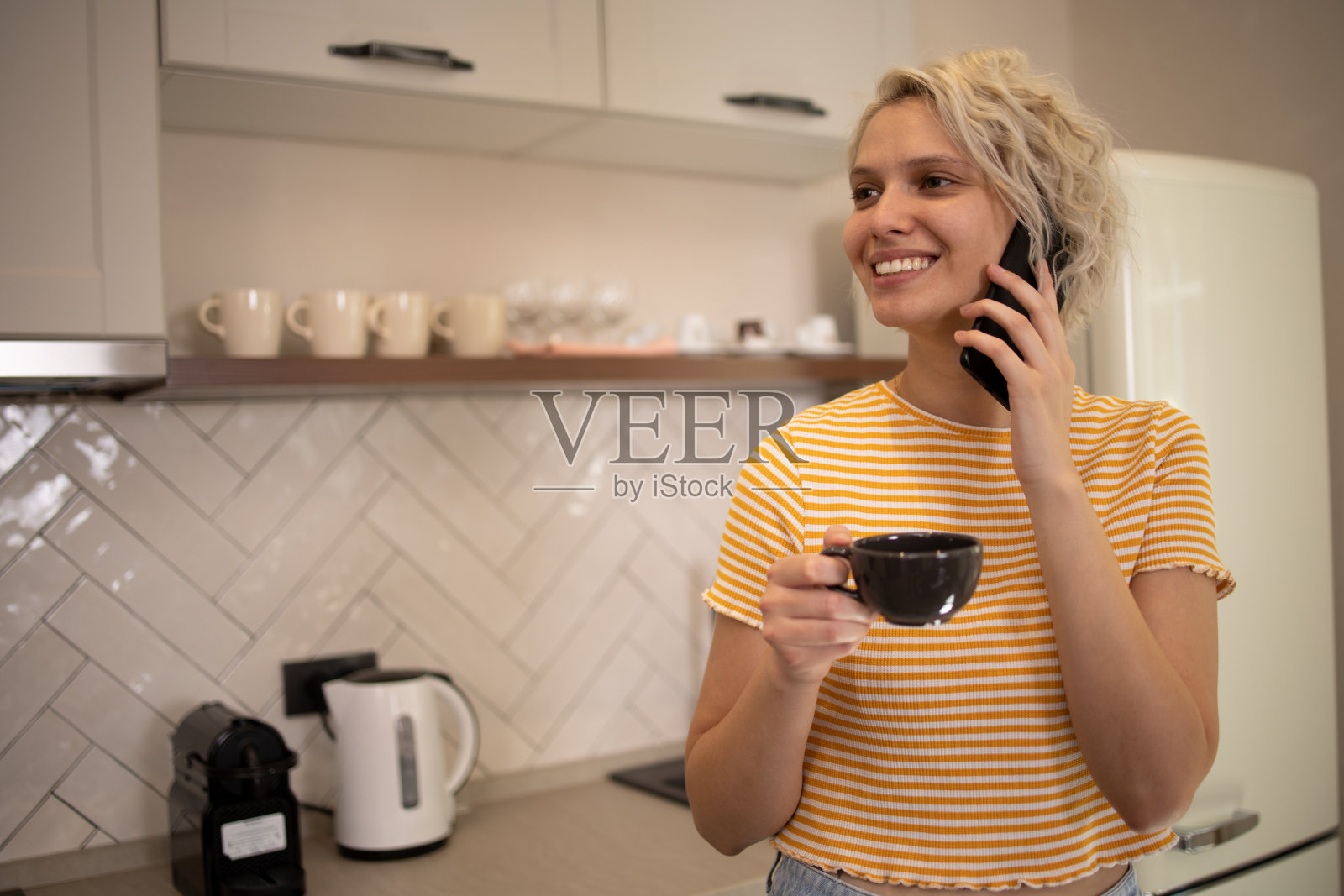 女性使用智能手机照片摄影图片