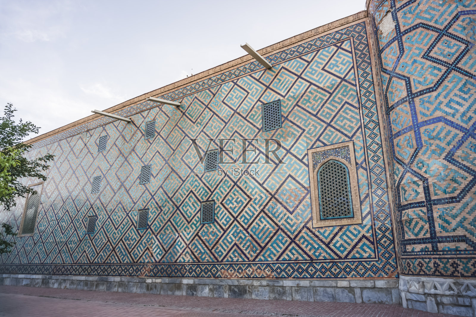 在乌兹别克斯坦的撒马尔罕古城,东方建筑、宗教学校、陵墓和清真寺的外墙由砖和马赛克覆盖而成照片摄影图片