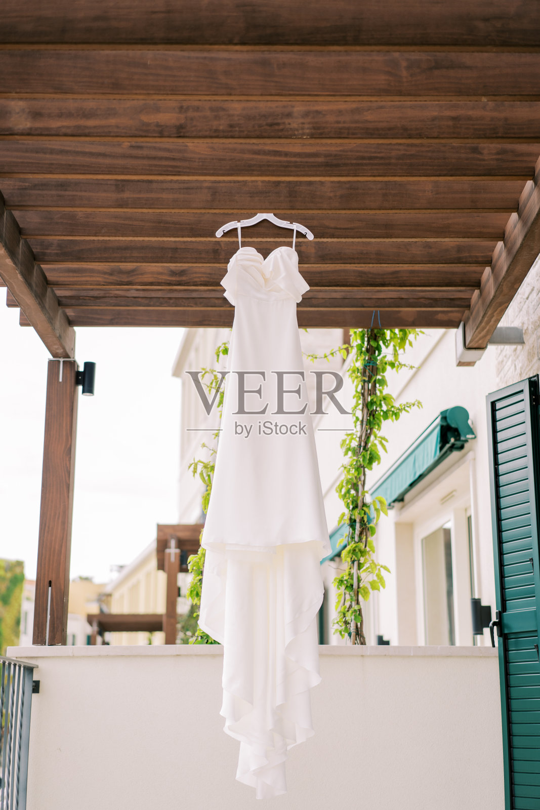 新娘的礼服挂在酒店露台上的木架上照片摄影图片