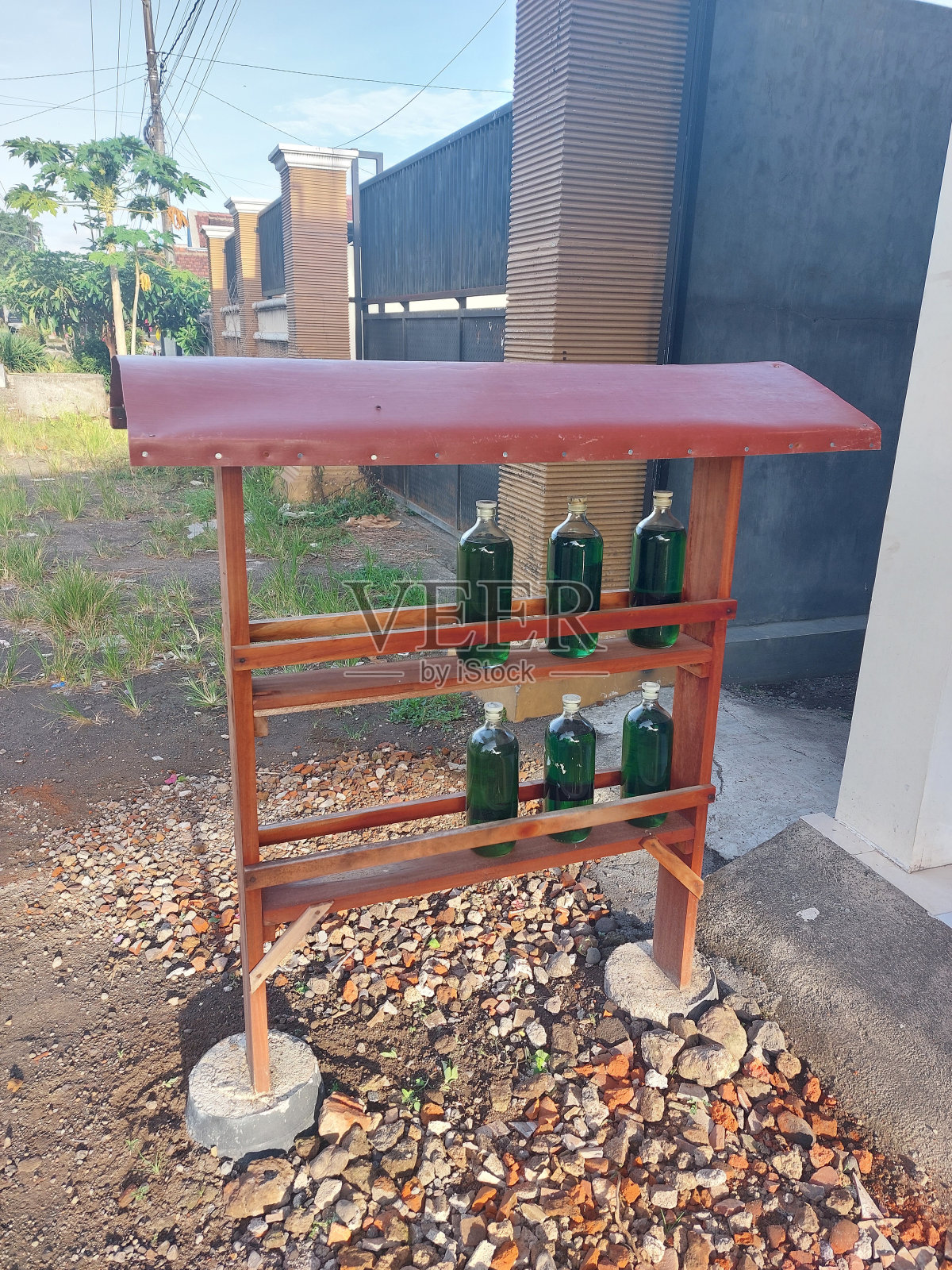 装有瓶装零售汽油的木制架子照片摄影图片