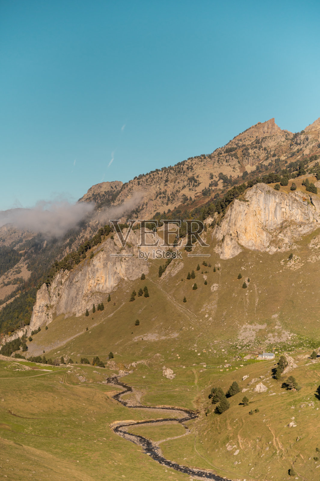山水在山巅照片摄影图片