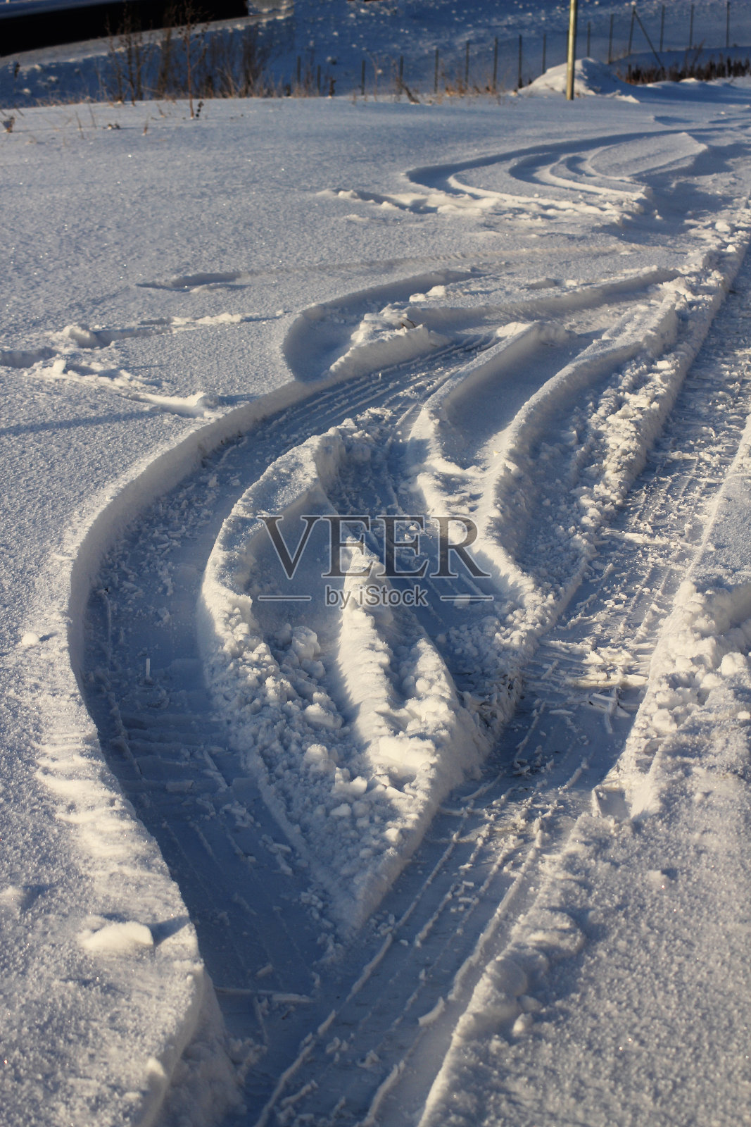 汽车在雪地上留下的脚印照片摄影图片