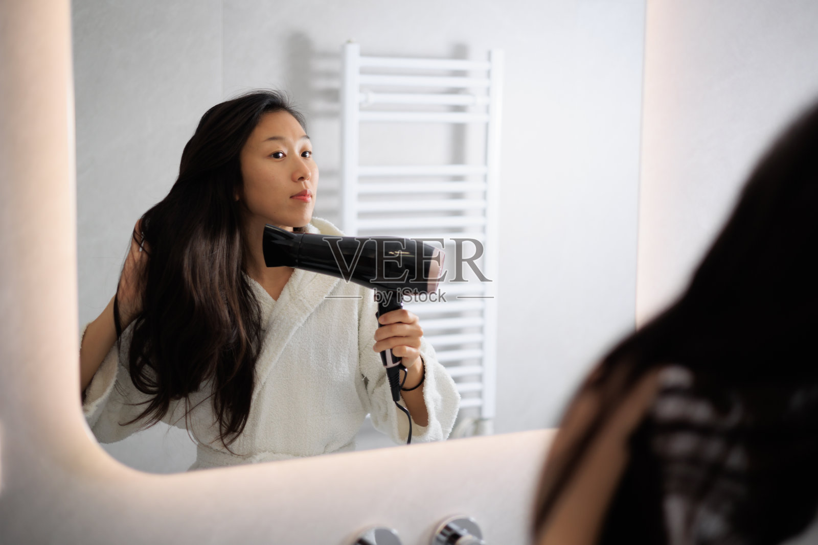 晒头发的女士照片摄影图片