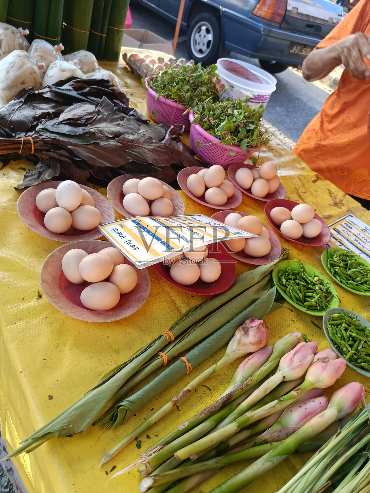 有机鸡蛋和香草照片摄影图片
