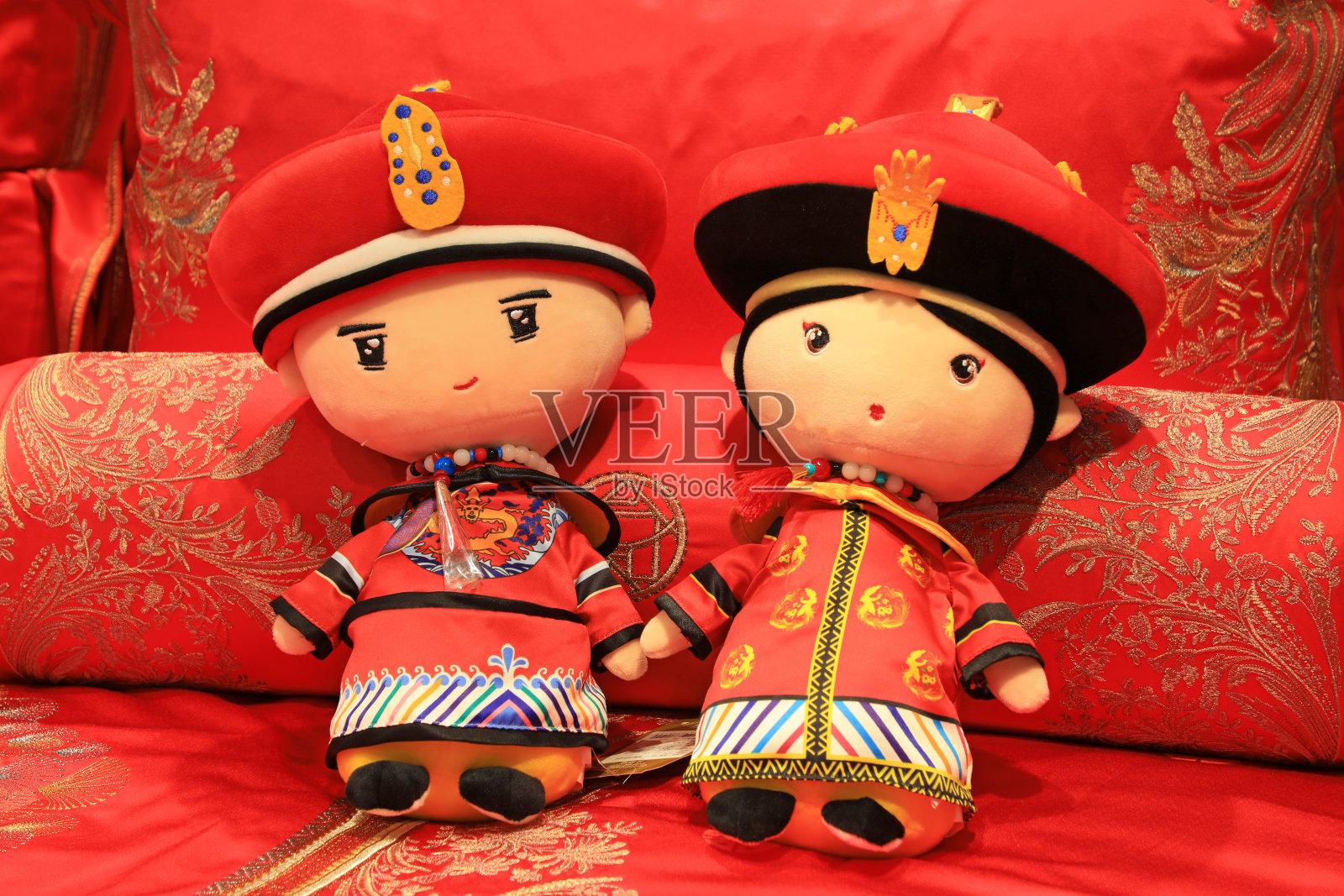 传统的中国娃娃在床上照片摄影图片