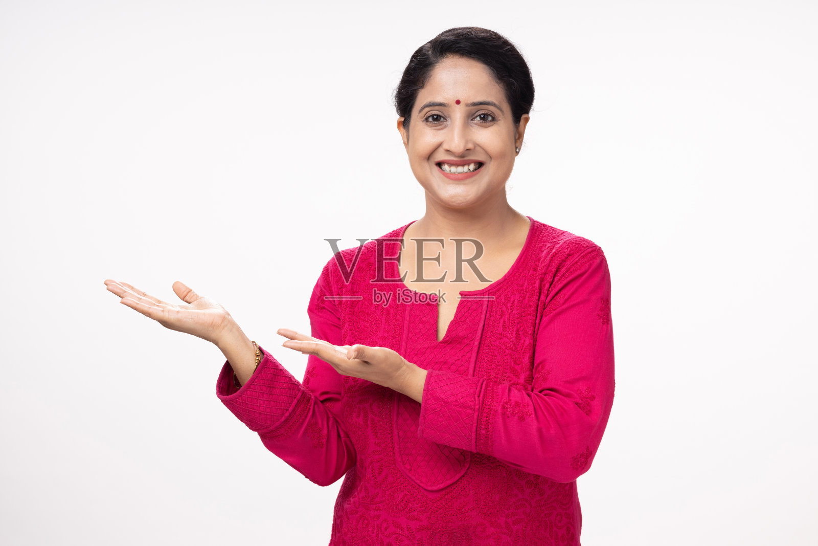 年轻的印度妇女的肖像穿着休闲kurta孤立在白色背景的股票照片照片摄影图片