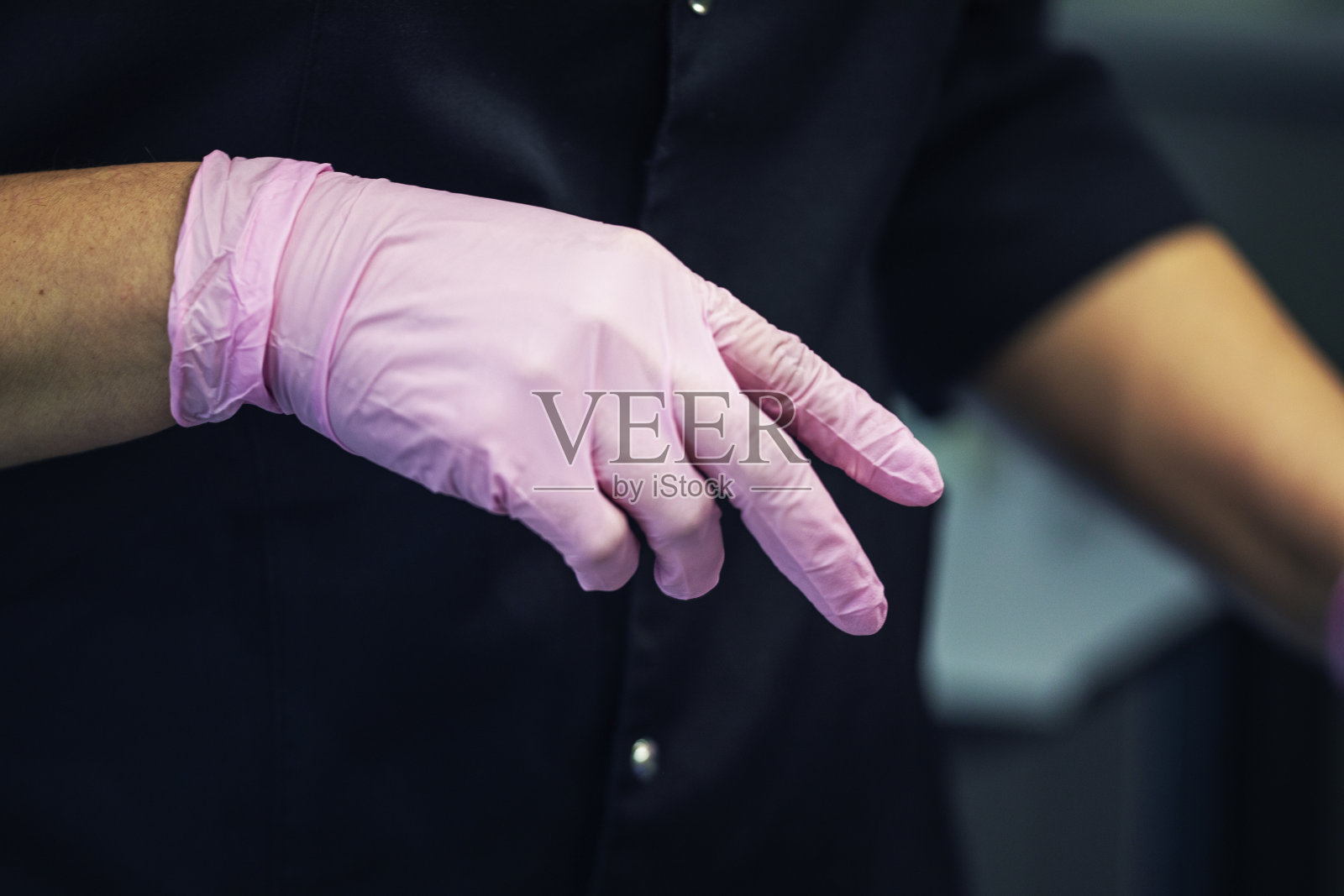 牙医在治疗和修复牙齿前戴上橡胶护牙罩。牙齿护理及护理照片摄影图片