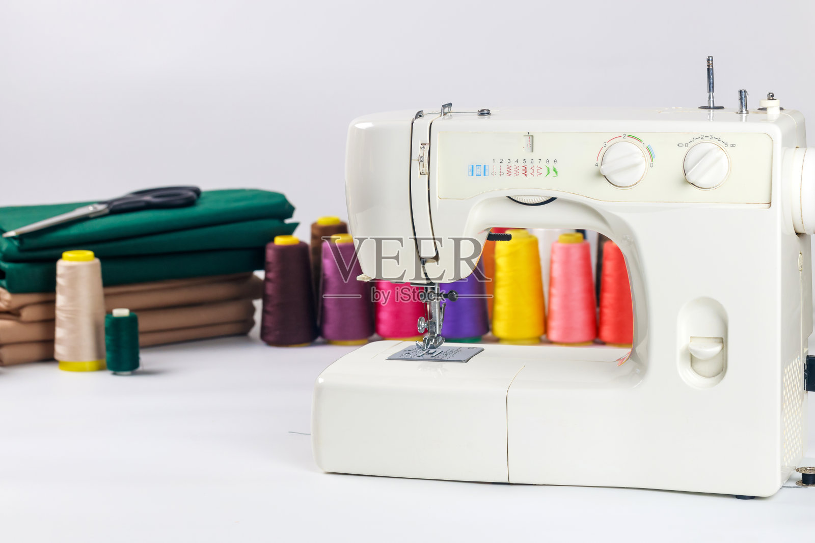 缝纫机用的是彩色线。照片摄影图片