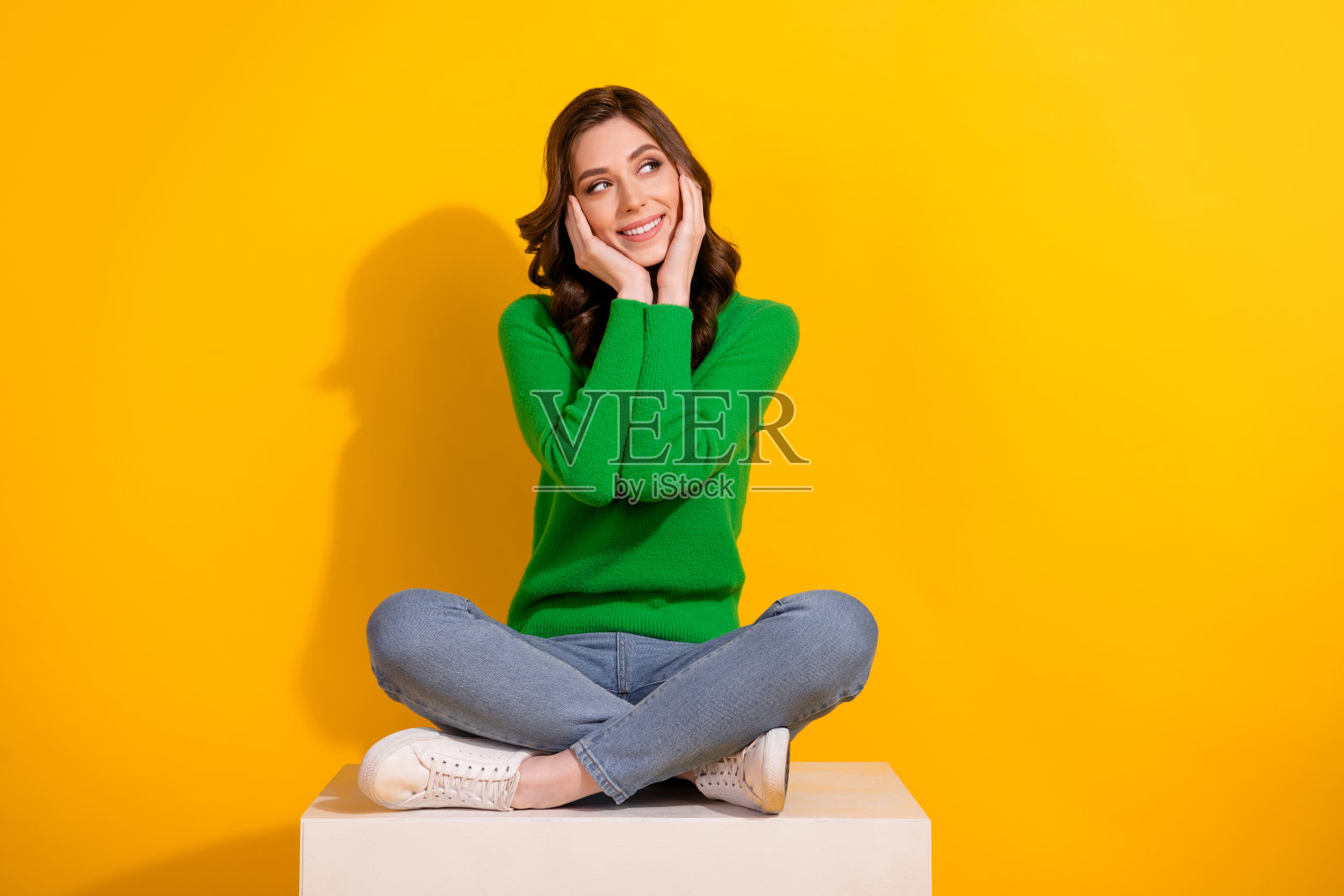 迷人的女士的全身照片触摸脸颊在绿色套头衫看起来空的空间电影首映海报孤立的黄色背景照片摄影图片