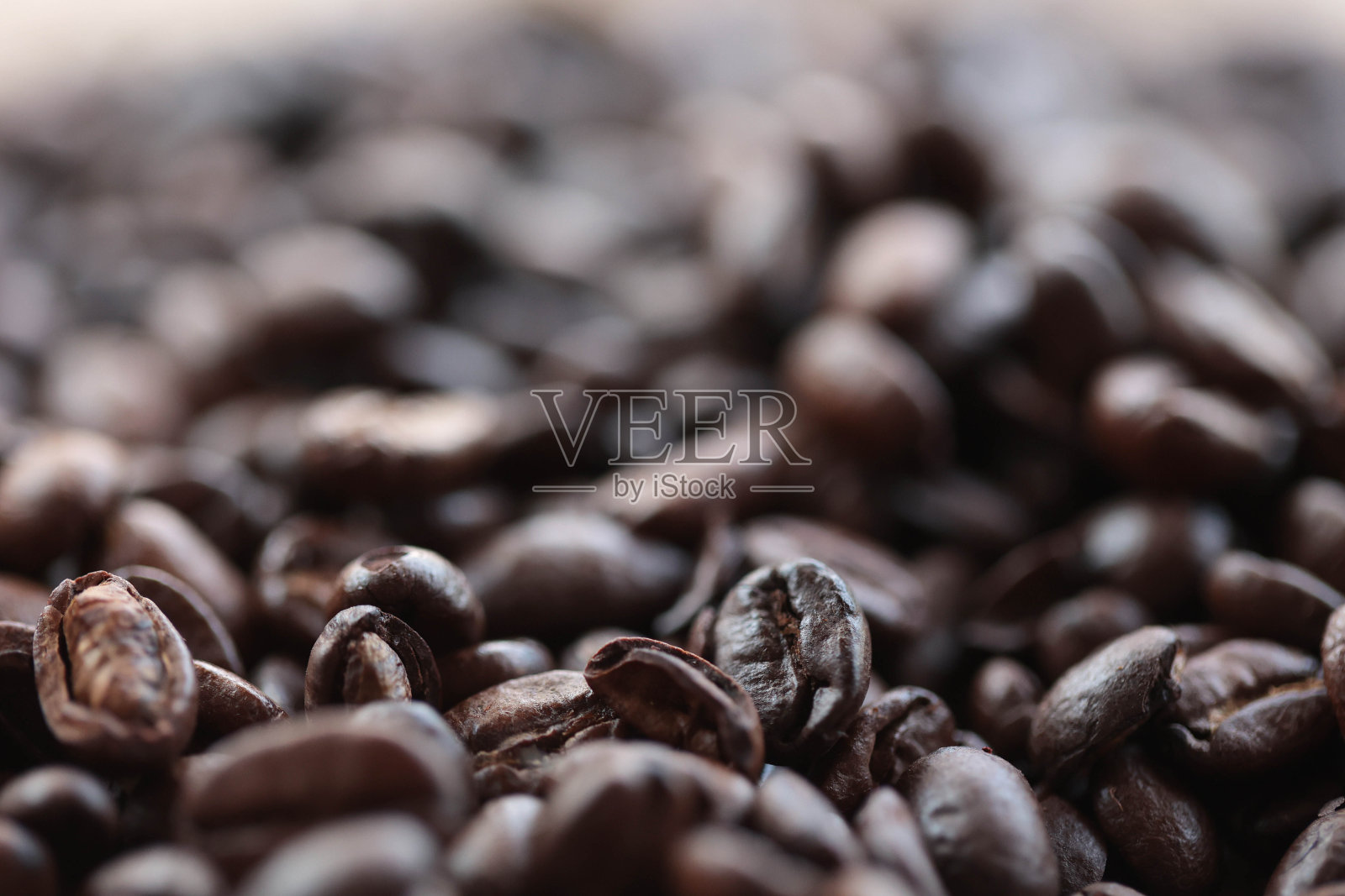 咖啡豆散落在黄麻袋子上照片摄影图片