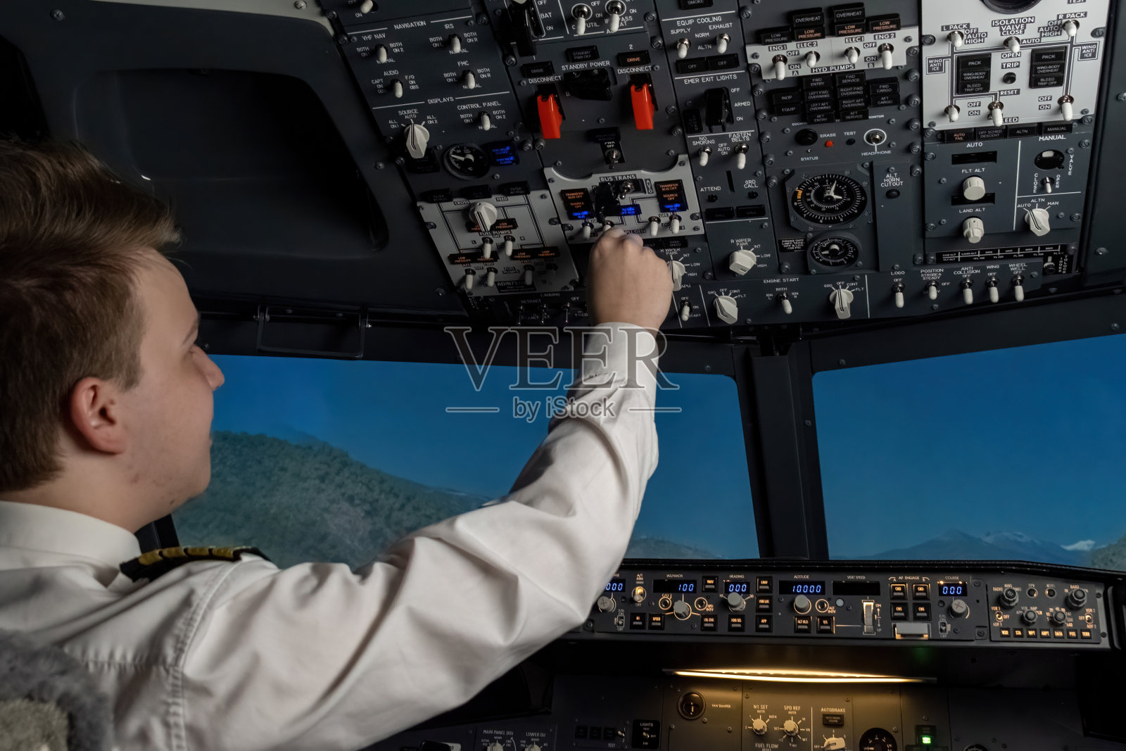 机长确保仪表盘的各个方面都经过校准照片摄影图片