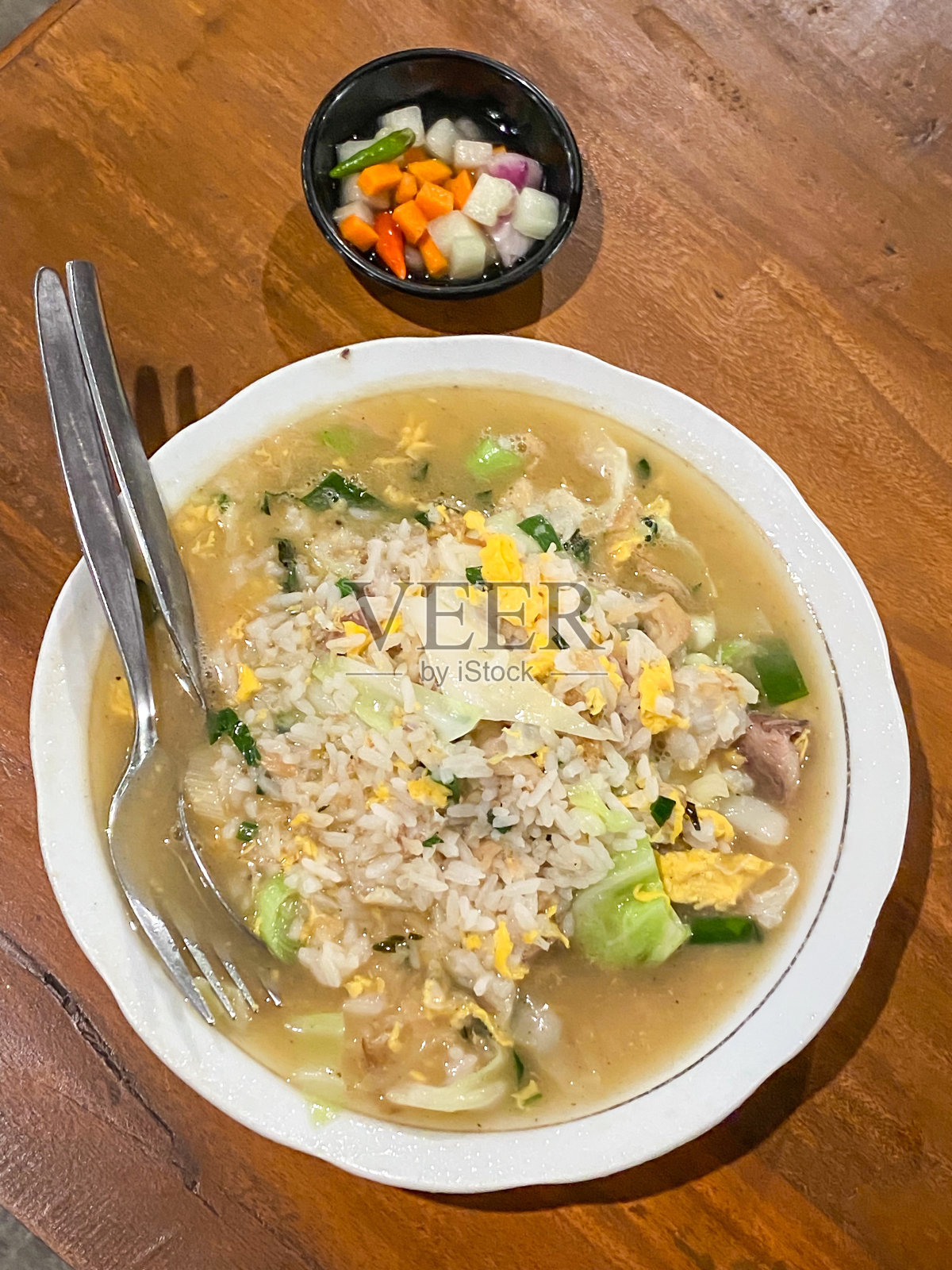 一碗热而美味的传统爪哇煮米饭或塞戈狗,上面放着西红柿和炸青葱。正宗的典型美食从Gunungkidul,日惹。照片摄影图片