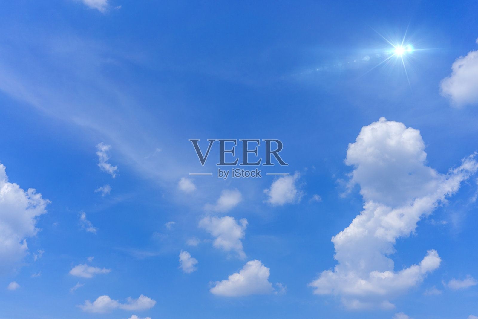 耀眼的太阳和清新的蓝天照片摄影图片