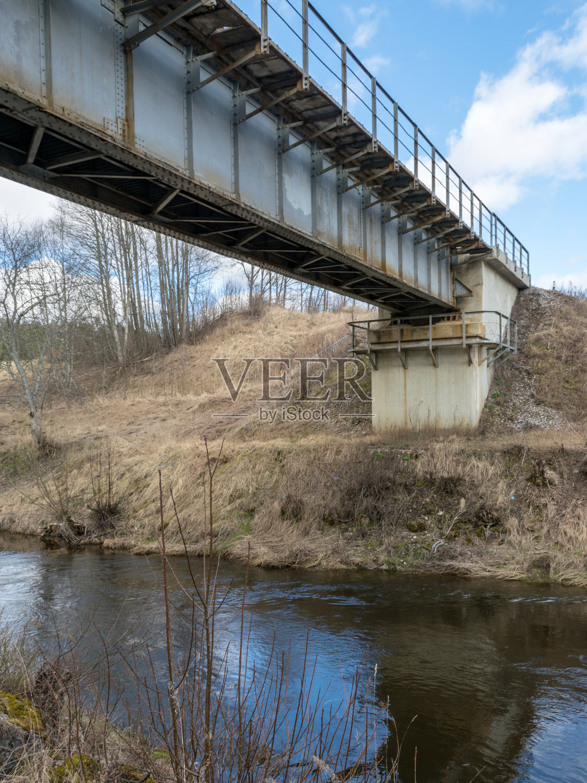 小河上的铁路桥。照片摄影图片