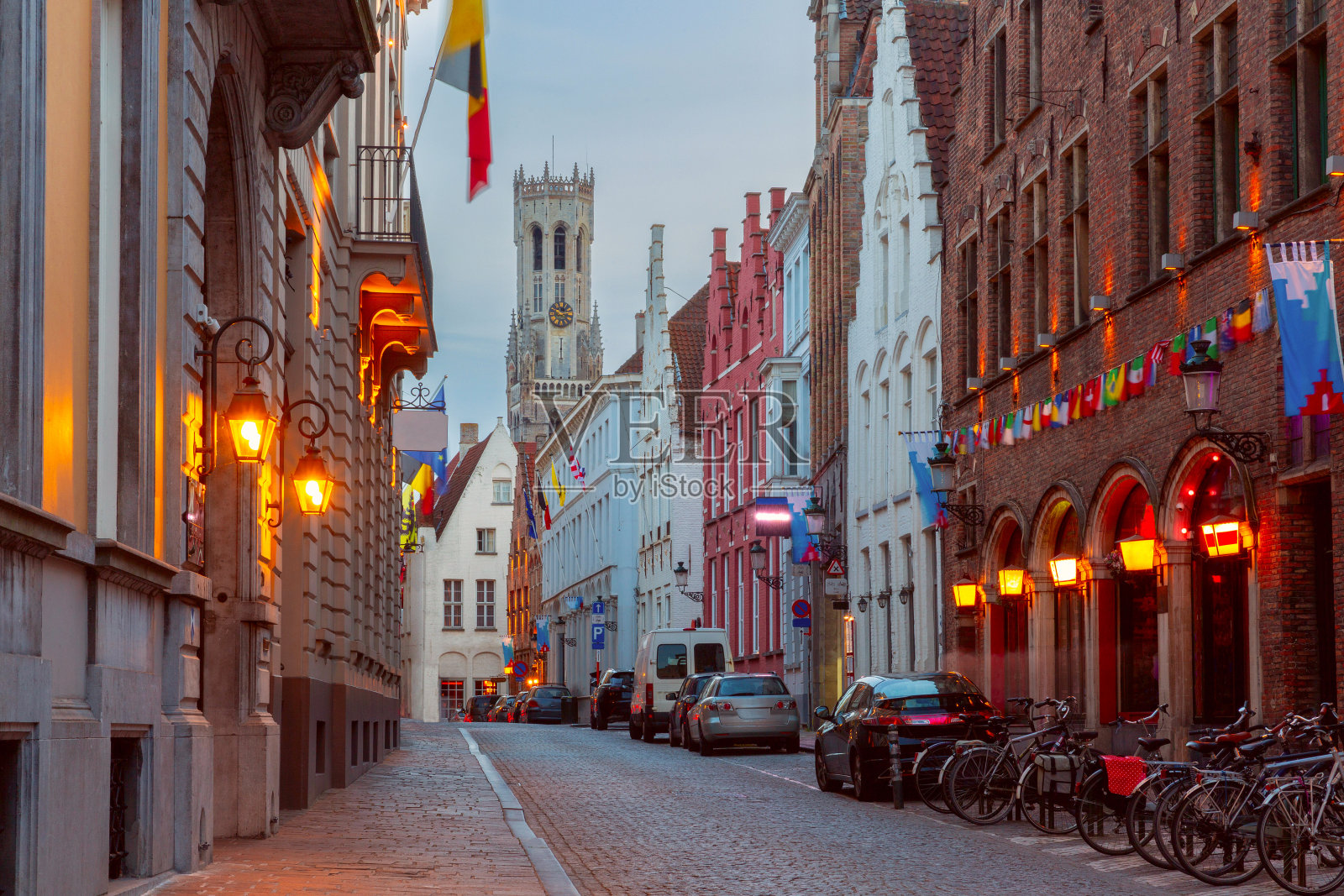 比利时布鲁日的夜街和贝尔福塔照片摄影图片