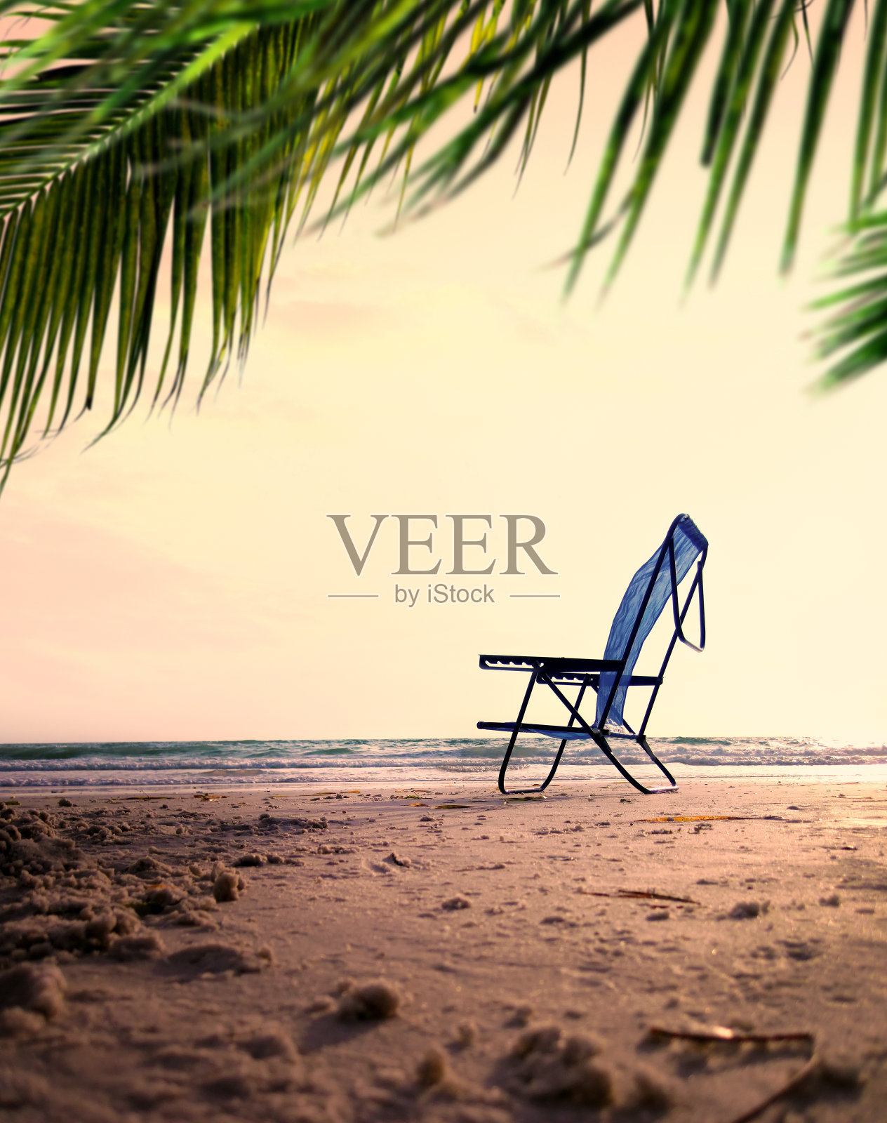 日落时分,热带沙滩上的空椅子照片摄影图片