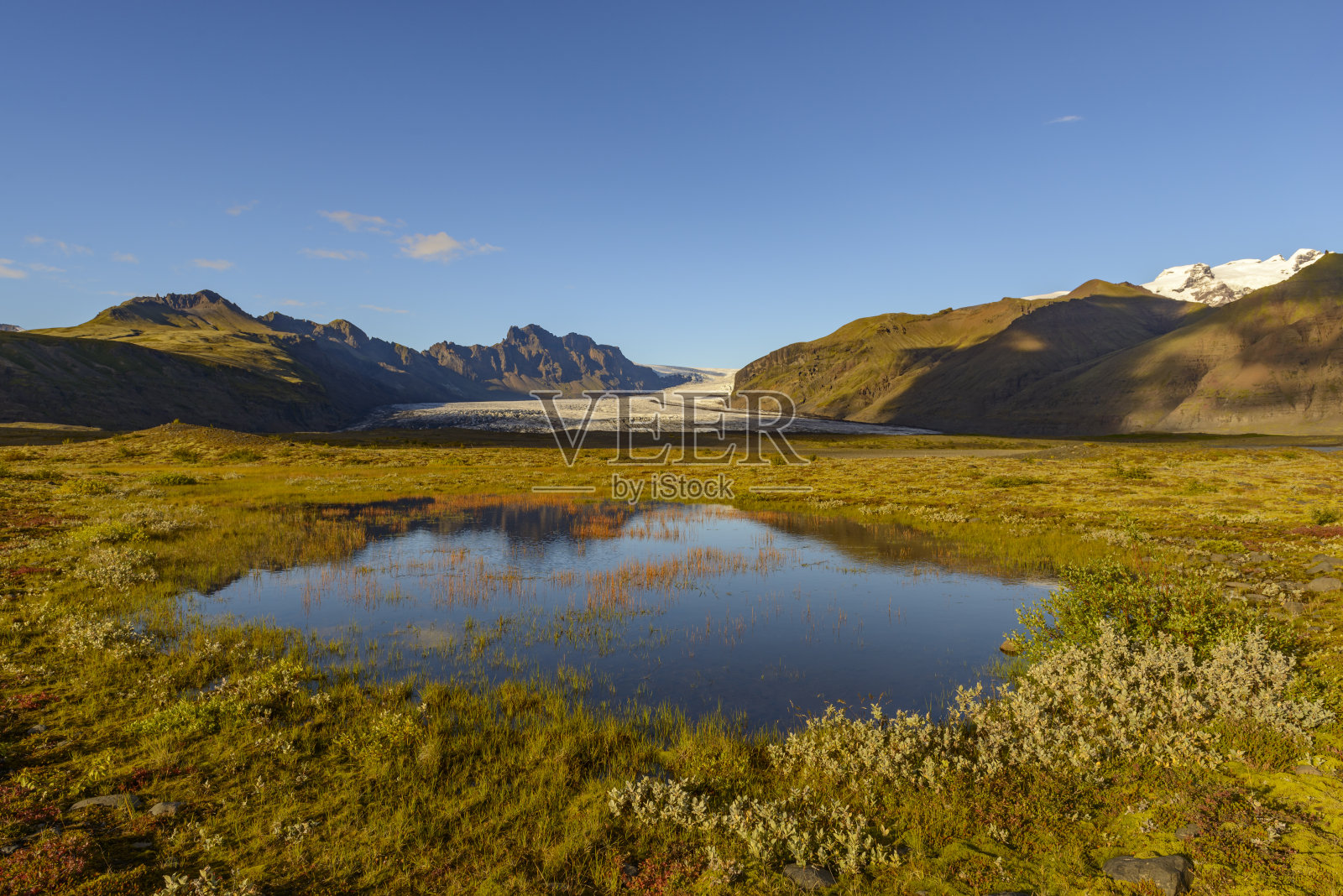 冰岛斯维纳费尔冰川和斯卡夫塔费尔冰川国家公园的融水全景图照片摄影图片