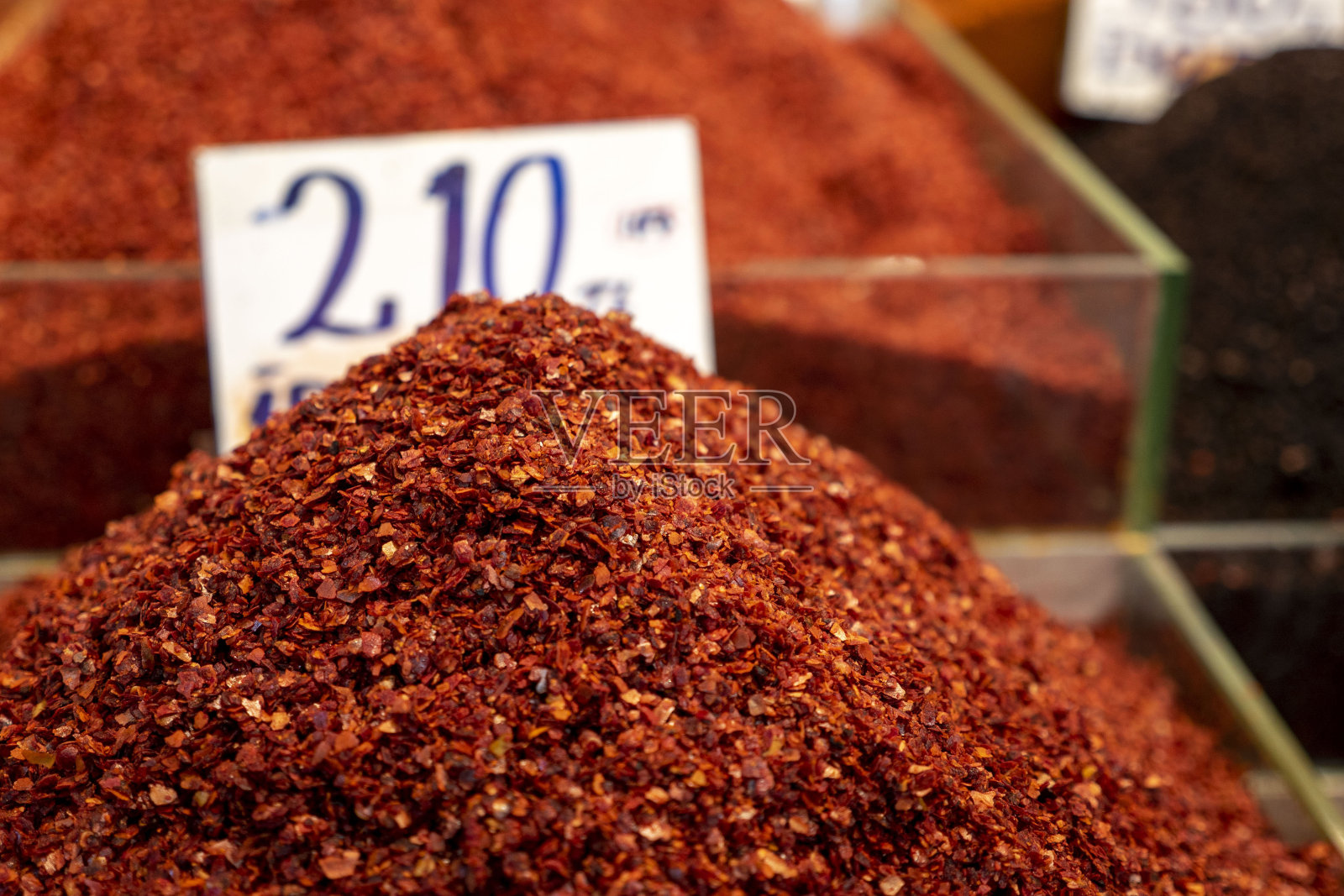香料店出售的一堆晒干的红辣椒照片摄影图片