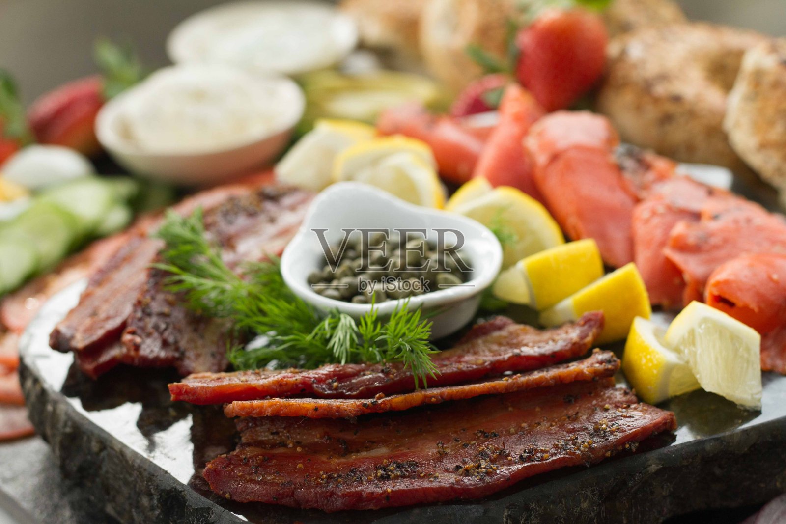 百吉饼和鲑鱼熟食照片摄影图片