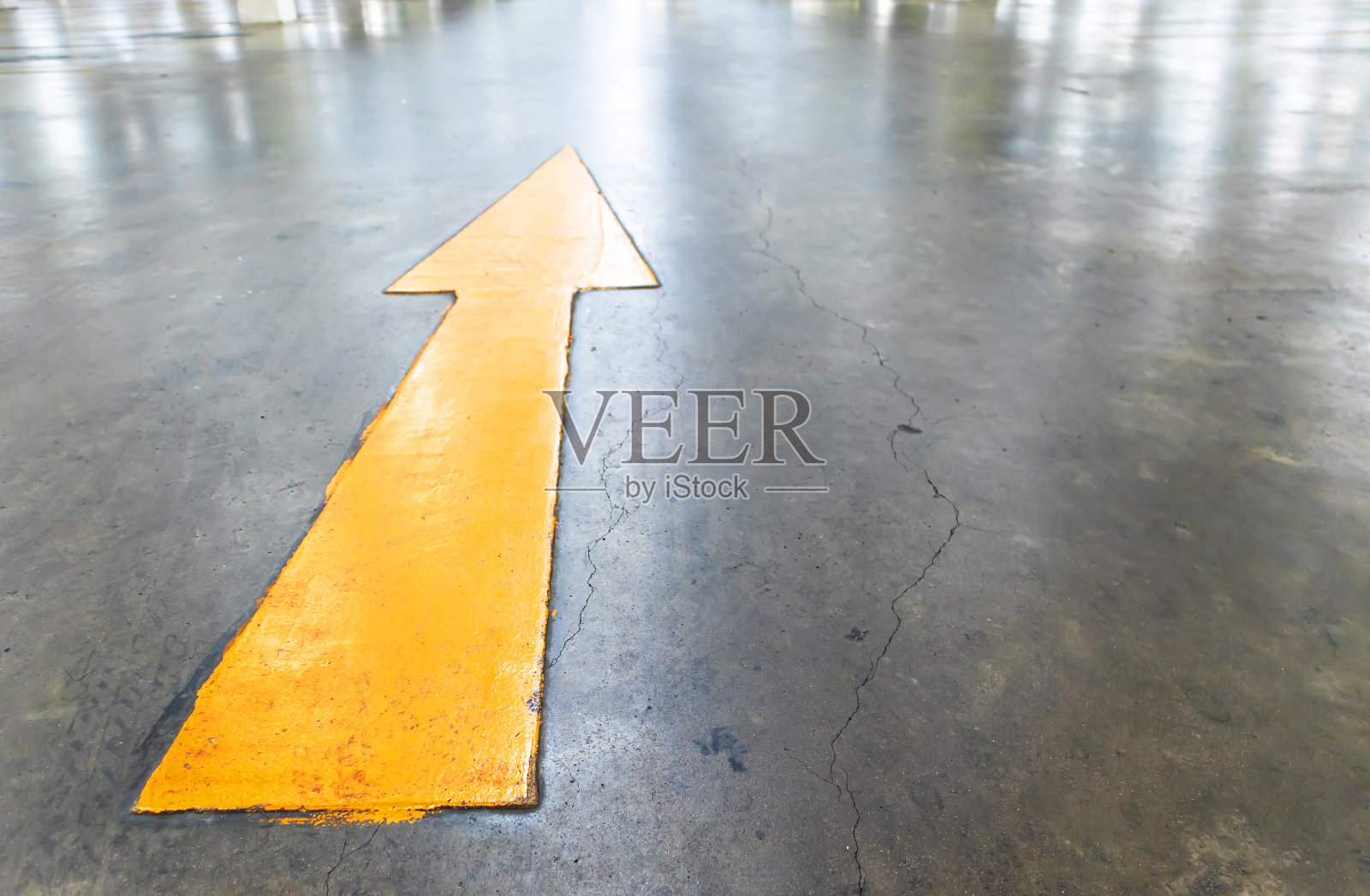 建筑混凝土路面上的黄色箭头照片摄影图片