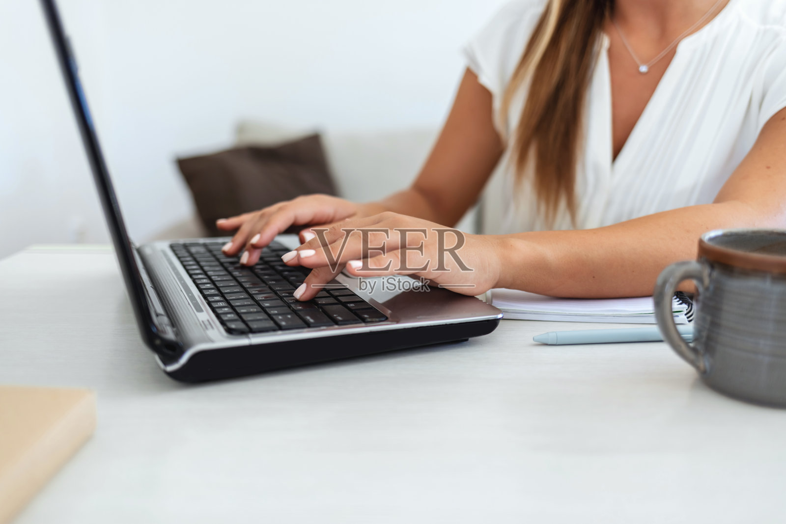 优雅,专业和自由工作者在她的笔记本电脑在家庭办公室。正式、时尚、时尚的企业员工在线。数字化工作场所的远程通信和电子邮件发送。照片摄影图片