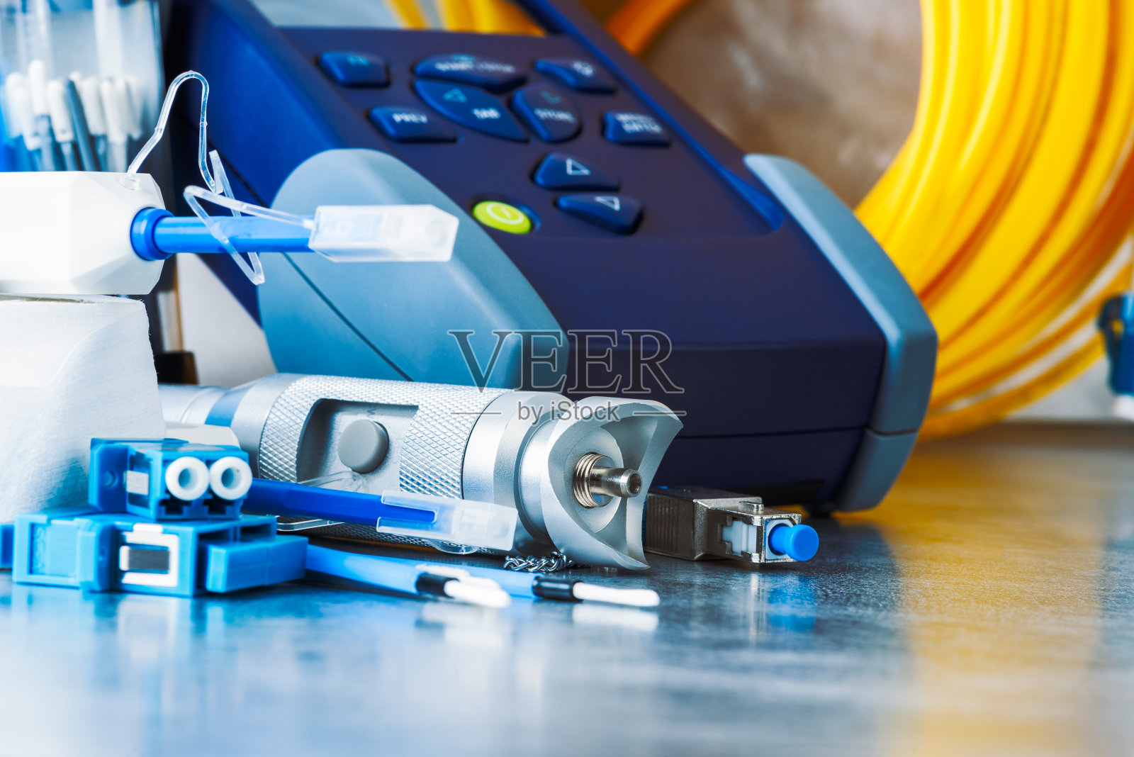 IT网络中光纤连接的测量与清洗照片摄影图片