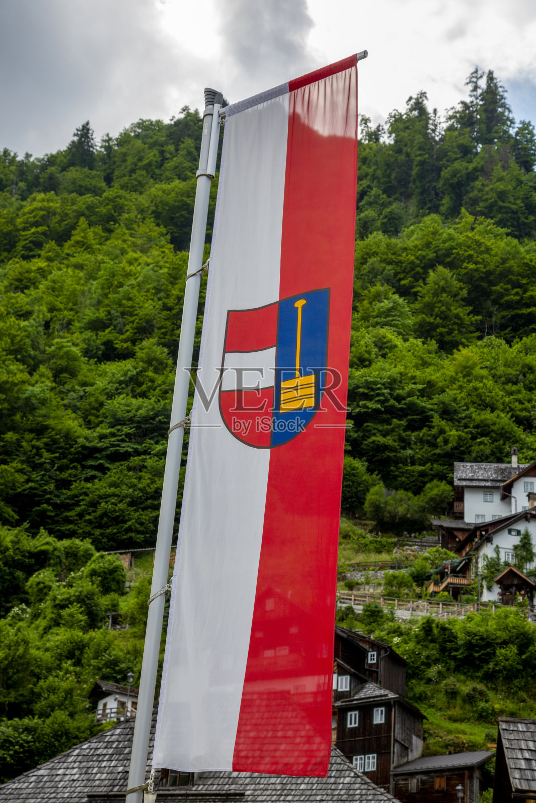 旗上是哈尔施塔特市的盾形纹章照片摄影图片